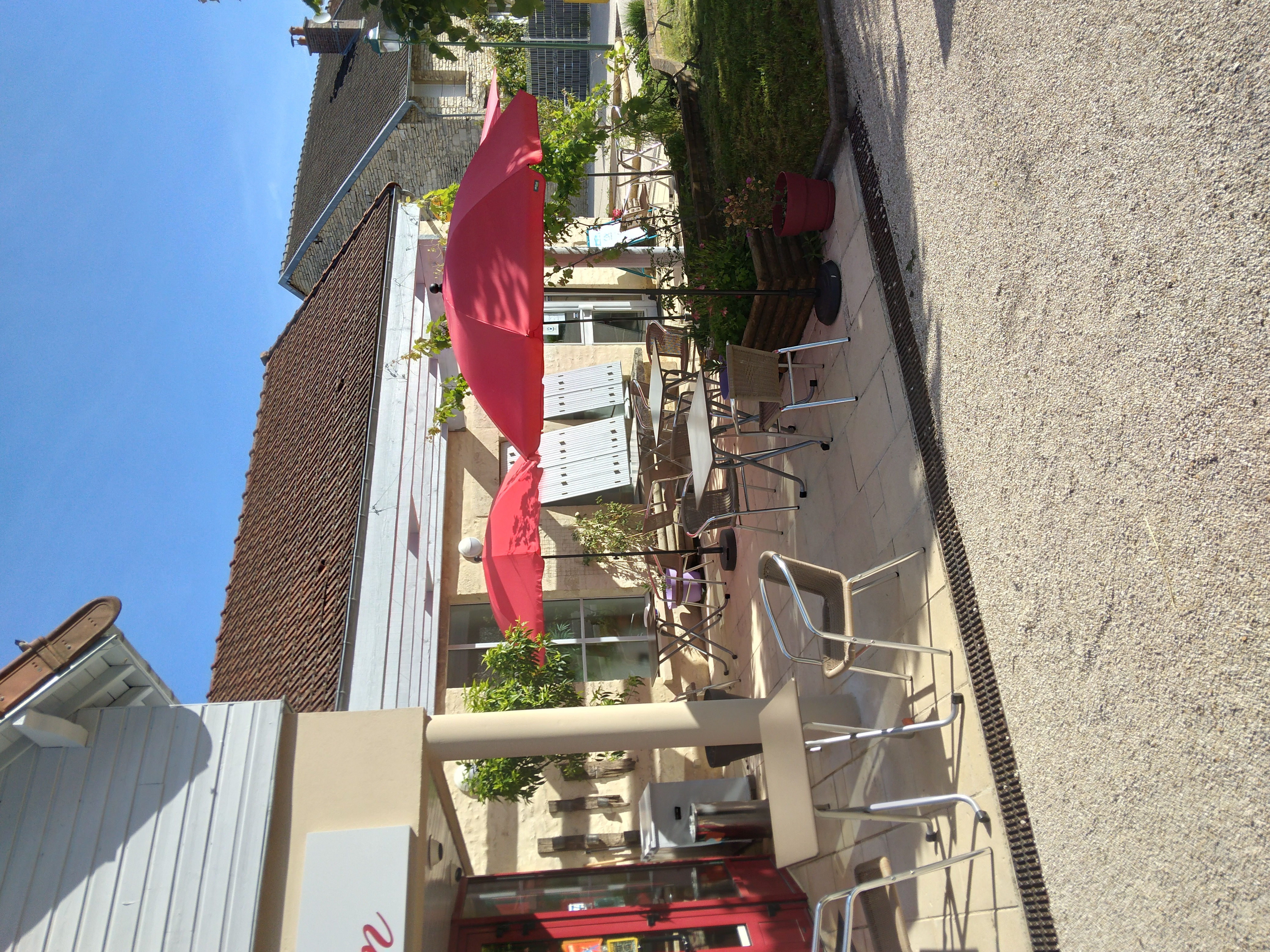 En Champagne, dans un charmant village de 180 habitants avec de nombreuses résidences secondaires, L'Andion est un bar restaurant auquel sont adossées une poste et une épicerie sur une surface de 160m².
Seul commerce du village, situé en plein centre face à la mairie et à l'église, il est le lieu de rencontre des habitants et joue un rôle de lien social important.
La cuisine et le bar ont été entièrement créés à neuf et équipés de tout son matériel professionnel par la mairie de Cunfin en 2008 dont nous sommes devenus propriétaires en 2020. 
Attenant au commerce se trouve un terrain de 90m² constructible et 120m² de terrasse aménagée.
L'habitation de 140m² se trouve à l'étage et comporte 3 chambres, un salon salle à manger, cuisine, salle de bain et WC.
Suite au décès de mon épouse qui était la cheffe cuisinière j'ai décidé de mettre le commerce et le logement en vente.