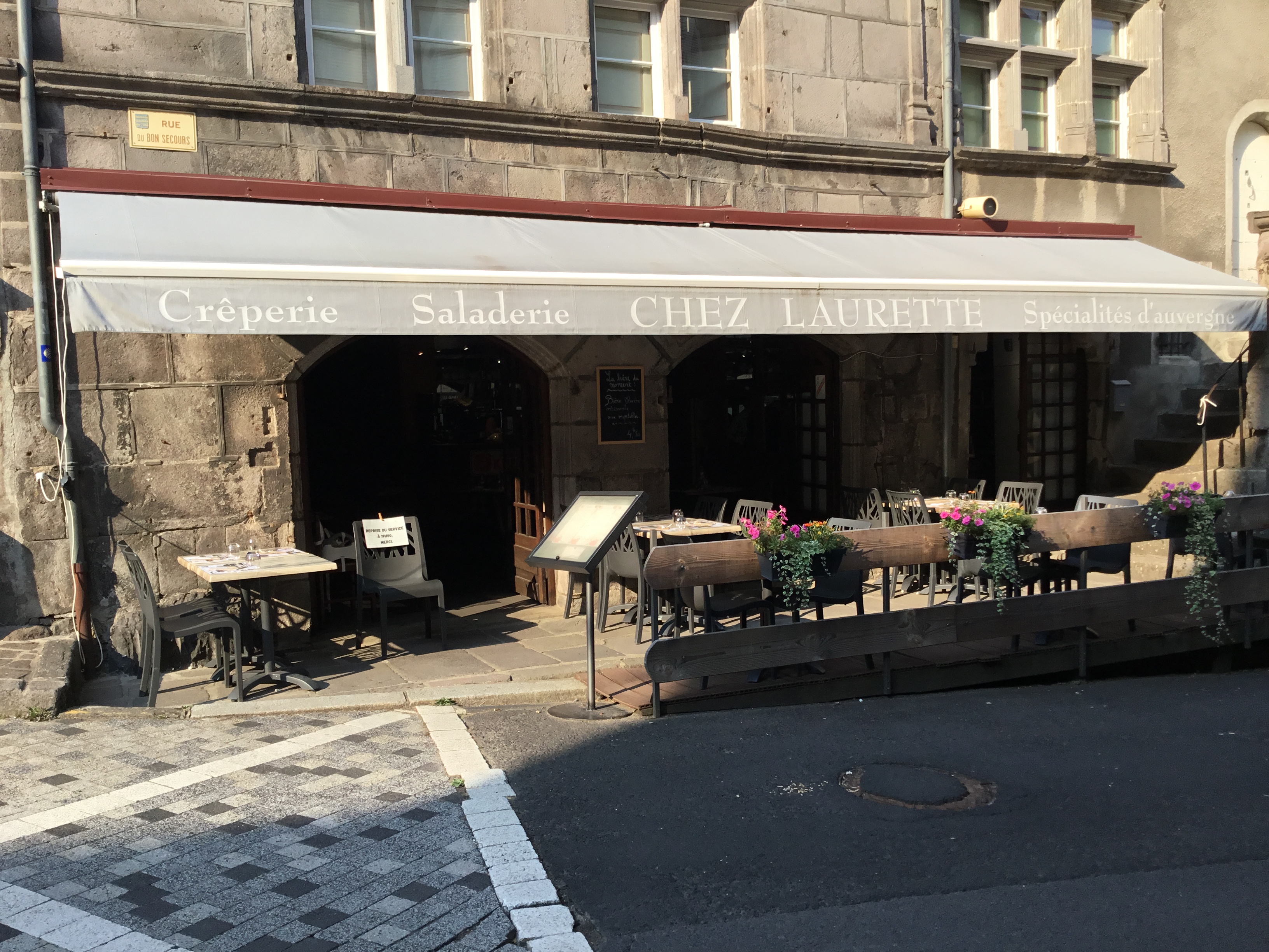 À VENDRE – Fonds de commerce , cause départ en retraite 
Bar / Restaurant exploité en Crêperie – Murat (Cantal)
Belle opportunité de reprise au cœur de Murat (15300), charmante Petite Cité de Caractère située au pied des Monts du Cantal.
Établissement de bar et restaurant exploité en crêperie, bénéficiant d'une excellente réputation et d'une clientèle fidèle, locale, touristique et de passage. Son cadre chaleureux et convivial en fait une adresse appréciée.
Caractéristiques
Licence IV
Salle de restaurant de 26 places assises
Deux terrasses :
une terrasse de 12 places
une terrasse de 18 places
Capacité totale : 56 places
Cuisine équipée et matériel d'exploitation
Établissement clé en main, prêt à être exploité
Fort potentiel de développement
Cette affaire conviendra parfaitement à un couple ou à des professionnels souhaitant reprendre un établissement reconnu et poursuivre son développement dans un environnement agréable.
Plus de photos sur demande.
Pour tout renseignement complémentaire ou organiser une visite, merci de nous contacter.