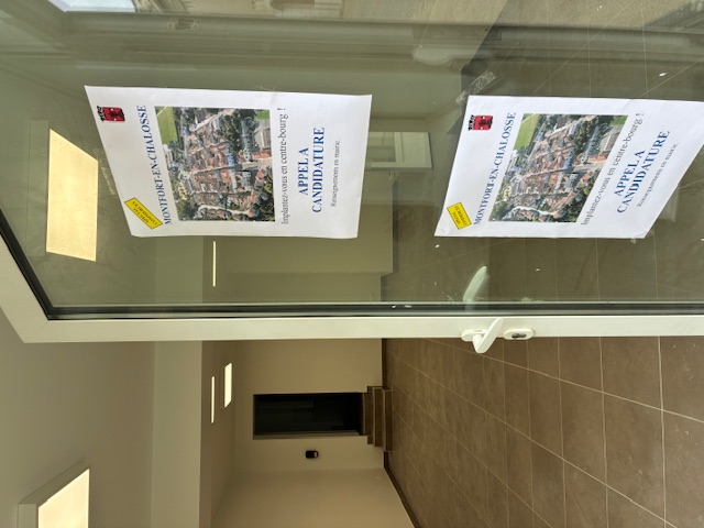 Vous avez un projet commercial ? Venez le développer au cœur de la Commune !

La ville de Montfort-en-Chalosse, vous propose de louer un local commercial, entièrement remis à neuf, en plein cœur du village, dans la Grand’Rue, rue principale de la bastide avec un parking à proximité immédiate.

L’ambition de la commune à travers cette opération est de conforter l’attractivité et de diversifier l’offre commerciale de son centre-ville.

La commune de Montfort-en-Chalosse permet à un commerçant de s’installer en cœur de village, au 69 de la Grand Rue, face à un tapissier en ameublement et non loin d’une pharmacie, d’une banque, d’une boucherie, d’une boulangerie et d’un vendeur et réparateur d’électro-ménager. Un marché hebdomadaire se tient le mercredi matin à moins de 100 mètres du local commercial disponible.

La commune dans son rôle de bailleur, propose une installation aux conditions optimales : bonne visibilité sur site et loyer de lancement d’activité minoré pendant 1 an.

LE CONTEXTE DE L’APPEL A CANDIDATURE

Le descriptif du local commercial du 69 Grand Rue :

· 43 m² de surface de vente + 25 m² de réserve/bureau/sanitaire/ dégagement,
· Local livré brut de tout aménagement
· 4.5 m de linéaire de vitrine
· Enseigne soumise à autorisation administrative
· Bail commercial 3-6-9 dit classique avec un prix de loyer fixé à 550 € mensuel, indexé selon l’indice du coût de la construction publié par l’INSEE ou l’indice trimestriel des loyers commerciaux (ILC). Le loyer sera minoré à 400 € par mois durant les 12 premiers mois de lancement de l’activité, soutien manifeste de la commune à la revitalisation commerciale de la Grand’Rue
· Pas de droit d’entrée ni de pas de porte.
· Les consommations d’eau et d’électricité ainsi que la TEOM seront à la charge du candidat retenu. Ces locaux sont également soumis à la cotisation foncière des entreprises (CFE).

LE PROFIL DES CANDIDATS RECHERCHES :

Un porteur de projet commercial en recherche d’un local en centre-ville pour développer et pérenniser une activité complémentaire.

Cette nouvelle activité ou nouveau concept confortera l’offre commerciale du centre-ville.

CONSULTEZ L'APPEL A CANDIDATURE :

https://www.montfort-en-chalosse.fr/Notre-village/Agenda-et-actualites/Les-actus-du-village/APPEL-A-CANDIDATURE-69-GRAND-RUE