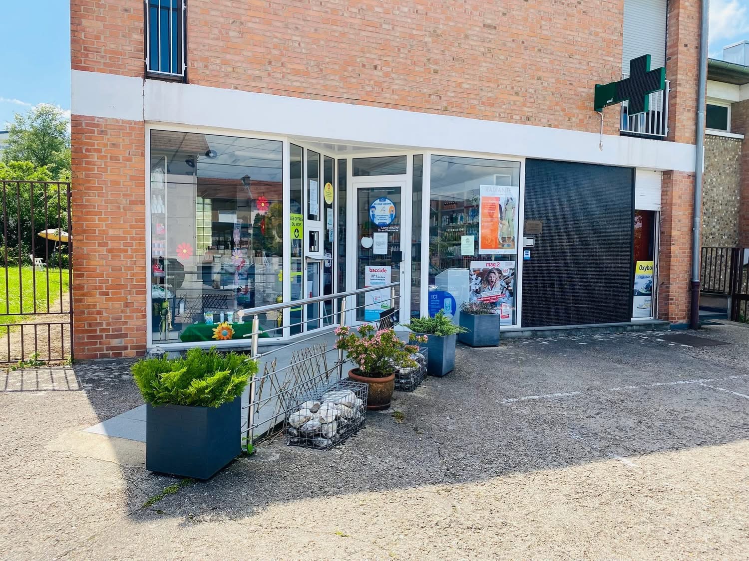 À VENDRE : PHARMACIE à Haucourt Moulaine (Saint Charles 54)  près du Luxembourg 

📊CA : compris entre 800 000 et 1 000 000 euros
📐 local: agréable, bien agencé, avec réserve, bureau et appartement attenant. 
👩🏼‍⚕️: 2 préparatrices en pharmacie 
🚘: parking attenant 
🏥: cabinet médical, dentiste et infirmières à proximité 

Clientèle fidèle, officine tenue depuis plus de 40 ans, pas de concurrence , CA stable 
Motif de la vente: départ à la retraite
➡️ prix: 30% du CA HT , crédit vendeur 
Possibilité vente mur 

📩 : daltri.lionel@wanadoo.fr