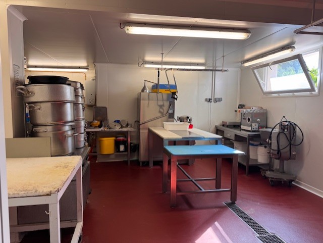 Installés depuis 1991 sur la commune M. et Mme BARREL souhaitent prendre leur retraite et vendent leur fonds de commerce de boucherie, charcuterie, traiteur.
Le magasin est installé au cœur de la ville de 7500 habitants sur une artère commerciale.
Le local comprend un magasin de 40 m2, 3 laboratoires distincts avec 3 chambres froides (boucherie, charcuterie, traiteur) pour une surface totale de 250 m2. Le matériel est récent et comprend 1 congélateur et un séchoir à saucisson.
CA annuel = 580 K€ - Prix de vente du FDC = 250 K€ 
Le loyer mensuel est de 2500 €