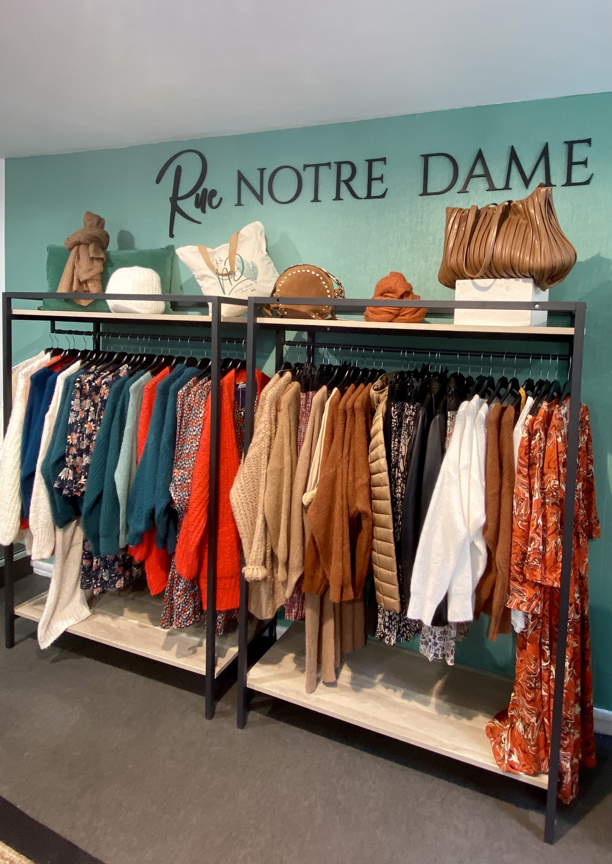 À vendre fonds de commerce 

Boutique de prêt à porter et accessoires pour femmes de 70m2 refait à neuf doté d’une réserve de 15m2 en étage, offrant une grande visibilité grâce a ses 20 mètres de vitrines en angle. 

Emplacement numéro 1 en plein centre-ville sur une petite place piétonne, pleine de charme.

Ville touristique accueillant de nombreux commerces, a deux pas de l’incontournable Viaduc.

Loyer mensuel de 1300€ 

Prix de vente: 90 000€

Pour plus d'informations, n'hésitez pas a me contacter.