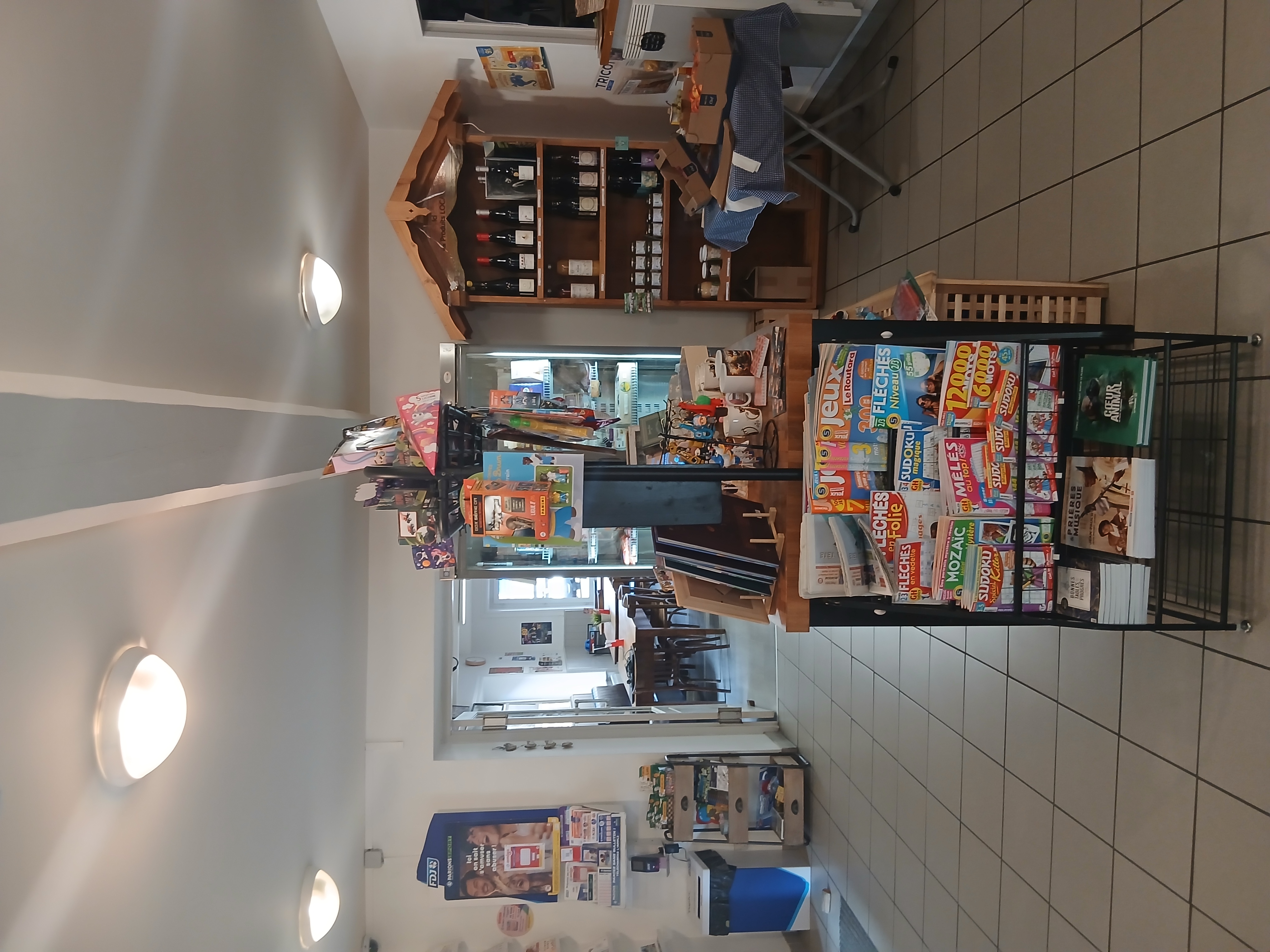 A CEDER - LE COMPTOIR DU BOURG-MULTI-COMMERCE A CLAVEISOLLES(69)

Belle opportunité de reprise d'un commerce multi activités avec logement de fonction, au cœur du bourg de Claveisolles, dans le Beaujolais Vert.

Le Comptoir du Bourg propose une activité diversifiée permettant de répondre aux besoins quotidiens de la clientèle locale et de passage : 

Tabac
FDJ
Presse
Dépôt de pains et pâtisseries
Epicerie
Fruits et légumes
Produits locaux
Bar 
Restauration
Cadeaux
Vente de gaz

License IV

Accès PMR

CA 2025 : 202.000€

Prix de cession du fonds de commerce : 65.000€
Ce prix comprend le matériel et les équipements nécessaires à l'exploitation du commerce.

Le stock de marchandises sera valorisé séparément au moment de la cession sur la base d'un inventaire contradictoire.

Location Murs et logement de fonction ( ensemble appartenant à la mairie) :
 727 €uros /mois ( 2026)

Le logement ( 75 m2 au dessus du commerce) est très clair et agréable, il comprend :
Une belle pièce de vie, deux grandes chambres avec placard, un bureau, une salle de bain et WC séparé.

Commerce aux activités complémentaires, offrant plusieurs sources de revenus et un véritable service de proximité pour la commune.

Ideal pour un couple ou un repreneur souhaitant développer un commerce de proximité avec plusieurs activités réunies au même endroit.

Outil de travail immédiatement opérationnel!

Visite et renseignements complémentaires sur demande