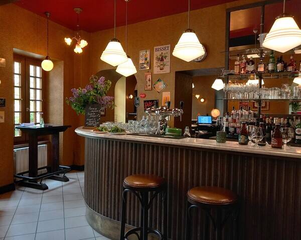 Magnifique restaurant-hôtellerie au cœur de Bellenaves (sans les murs), comprenant 8 chambres et une grande terrasse.
Pour toute personne souhaitant exploiter un établissement de restauration dans le charmant village de Bellenaves, cette affaire est prête à être reprise immédiatement.

Depuis 2019 les exploitants ont entièrement repensé et rénové l’intérieur, faisant de cet établissement une adresse reconnue bénéficiant d’une clientèle fidèle.

Au rez-de-chaussée, le bâtiment dispose de deux salles de restaurant situées de part et d’autre d’un magnifique bar central. On y trouve également une cuisine, des sanitaires et une grande salle à l’arrière pouvant accueillir jusqu’à 150 personnes.

À l’avant du bâtiment, une terrasse ensoleillée offre de la place pour 52 personnes. À l’arrière, une seconde terrasse peut accueillir 40 personnes supplémentaires.

Au premier étage se trouvent 8 chambres d’hôtel de tailles variées, chacune possédant son propre caractère, son ambiance et sa palette de couleurs.

À côté du bâtiment se trouve une grange de 60 m², idéale pour le stockage ou pouvant être aménagée en espace complémentaire pour des événements spéciaux ou pour un espace de brocante / produits locaux.

Si ce bien vous intéresse, contactez le service attractivité au sein de la Communauté de Communes de Saint-Pourçain Sioule Limagne