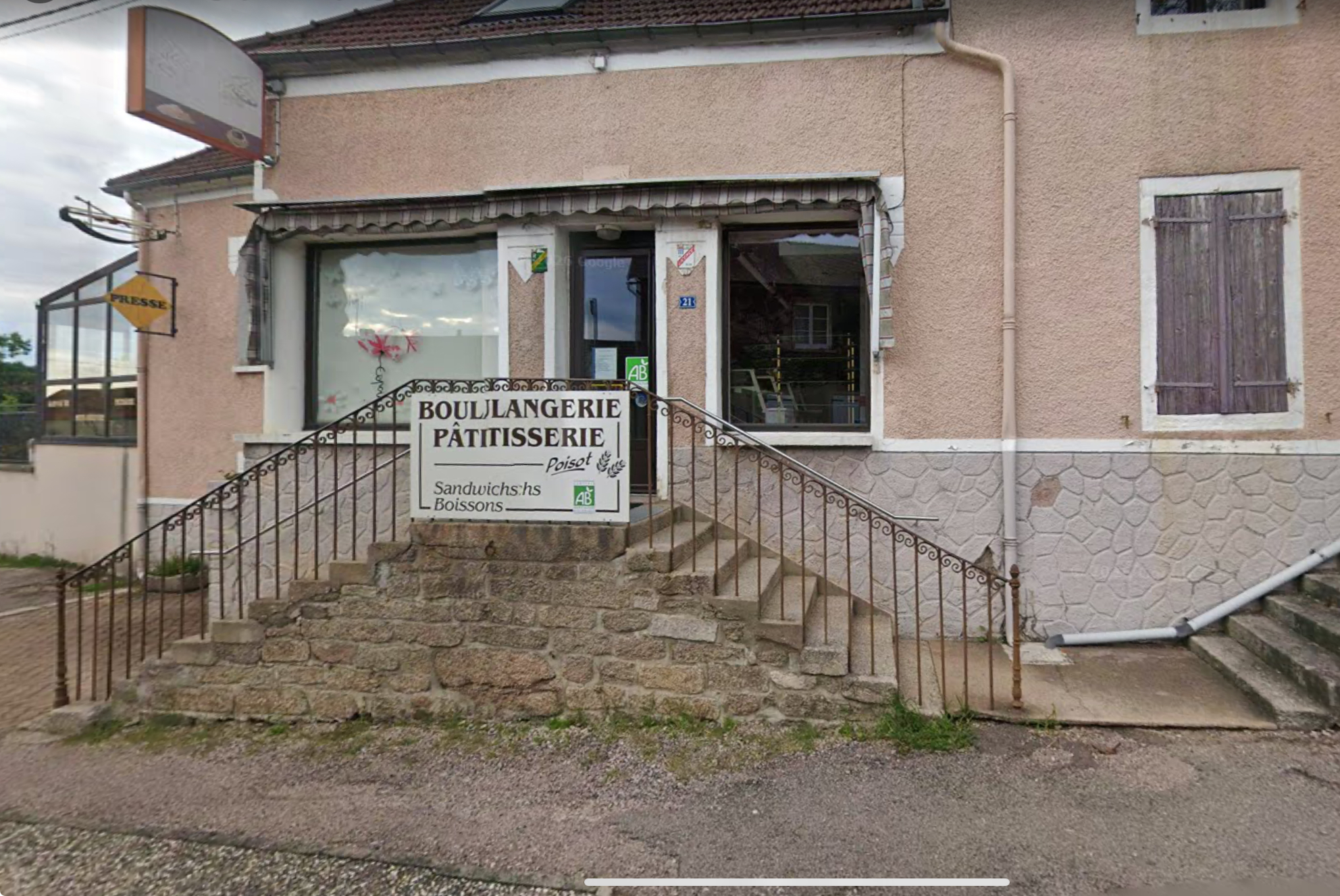 Opportunité Rare : Boulangerie-Pâtisserie – Bar, La Roche-en-Brenil (21)
Emplacement stratégique au cœur du Parc Naturel Régional du Morvan.
À vendre, le fonds de commerce de la célèbre Boulangerie Poisot, une adresse incontournable située sur un axe de passage important (proximité RN6), bénéficiant d'une clientèle fidèle et d'une excellente réputation artisanale.

Les Points Forts :
Emplacement de premier choix : Visibilité maximale au centre du village avec stationnement facile.

Outil de travail complet : Fournil et laboratoire pâtisserie entièrement équipés, entretenus et fonctionnels immédiatement.

Clientèle mixte : Habitants locaux, passage touristique régulier (randonneurs, motards, vacanciers) et contrats de livraison (collectivités/restaurants).

Réputation : Établissement reconnu pour la qualité de ses pains spéciaux et ses pâtisseries traditionnelles.

Descriptif du Bien :
Surface de vente : Espace d'accueil chaleureux avec vitrines réfrigérées et rayonnages bois.

Espace Production : Fournil spacieux, zone de pétrissage, chambre de pousse et laboratoire pâtisserie séparé.

Logement (en option selon bail) : Possibilité d'un logement de fonction à l'étage, idéal pour un couple de repreneurs.

Potentiel de Développement :
Affaire saine avec un chiffre d'affaires stable, offrant encore des perspectives de croissance (développement du snacking, épicerie fine locale ou élargissement des tournées).