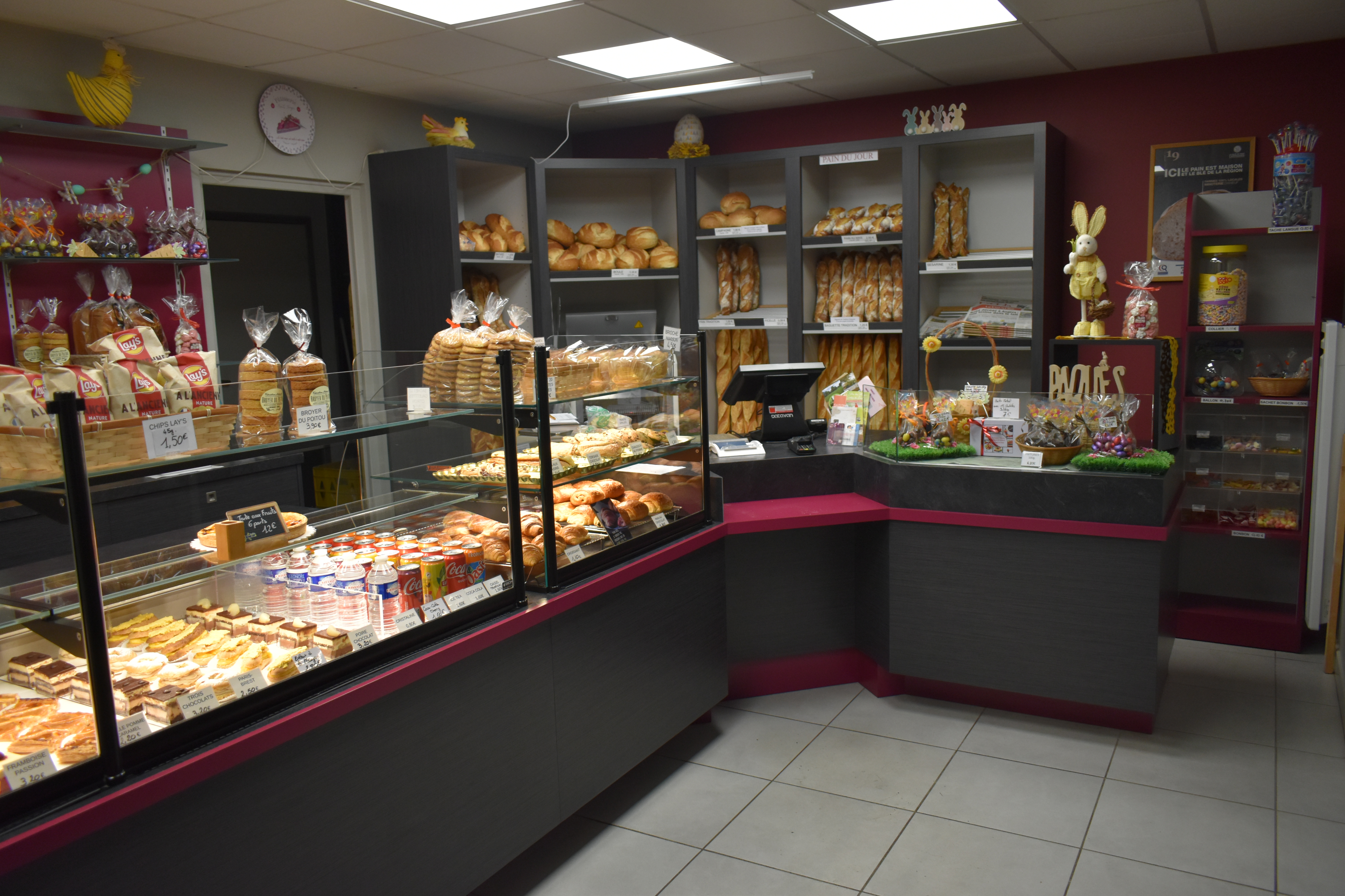 Installés depuis maintenant 18 ans, nous vendons notre fond de commerce de boulangerie-pâtisserie dans une petite commune de 1600 habitants. Situées aux portes du vignoble Nantais, sur l'axe Chôlet-Nantes.
Les locaux sont de 2017 et appartiennent à la commune.
Magasin et chambres de pousse de 2017
Four Polin de 2011 entièrement révisé en 2026
Repose patons, façonneuse, tour régrigéré : 4 ans
Locaux propres et matériel entretenu.
Clientèle fidèle. Située à côté du pôle santé et en face de la salle de sport et du stade de foot. 2 écoles. Arrêts de bus en face de la boulangerie.
Possibilité d'habiter dans le logement à côté de la boulangerie. T4 de 2017, orienté sud avec terrasse et petit coin de verdure. Garage
