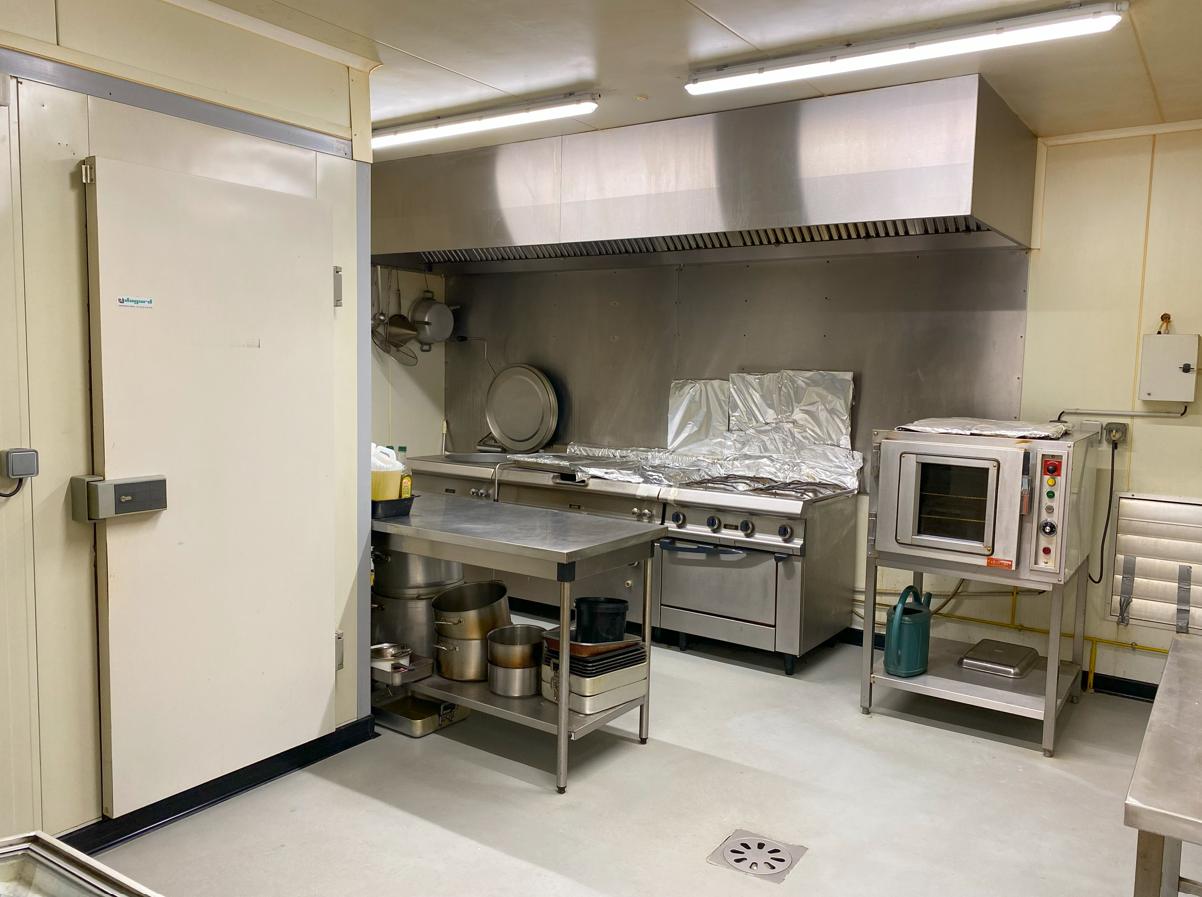 Vends fond de commerce Boucherie-Charcuterie-Rôtisserie-Plats cuisinés située dans le centre-ville de la commune de Saint Girons (09) pour cause de départ à la retraite. Entièrement rénovée en 2010, le commerce est composé de : - Superficie totale : 175 m² (Magasin climatisé : 40 m² + Réserve/Labo équipé : 135 m²) - Matériels de boucherie : Hachoir réfrigéré, poussoir hydraulique, trancheuse… - Matériels de cuisine Capic : Rôtissoire, cellule de refroidissement, 2 fours (Electrique + Gaz), piano de cuisine (4 feux), Hotte aspirante, Sauteuse (110 L), Marmite (80 L) … - 2 chambres froide + 1 séchoir pour le sec. - 10 m de vitrine réfrigérée Tous les commerces sont situés à proximités (Primeur, Boulangerie, Caviste, Fleuriste, Pressing…). Le magasin se trouve également proche d’une école privée et d’une école publique. Grand Parking gratuit sur place (48 places). Possibilité de rester quelques temps pour aider les nouveaux propriétaires à se lancer. Les murs du commerce peuvent être également vendus. Pour plus de détails, n’hésitez pas à me contacter. Agence commerciale s’abstenir.