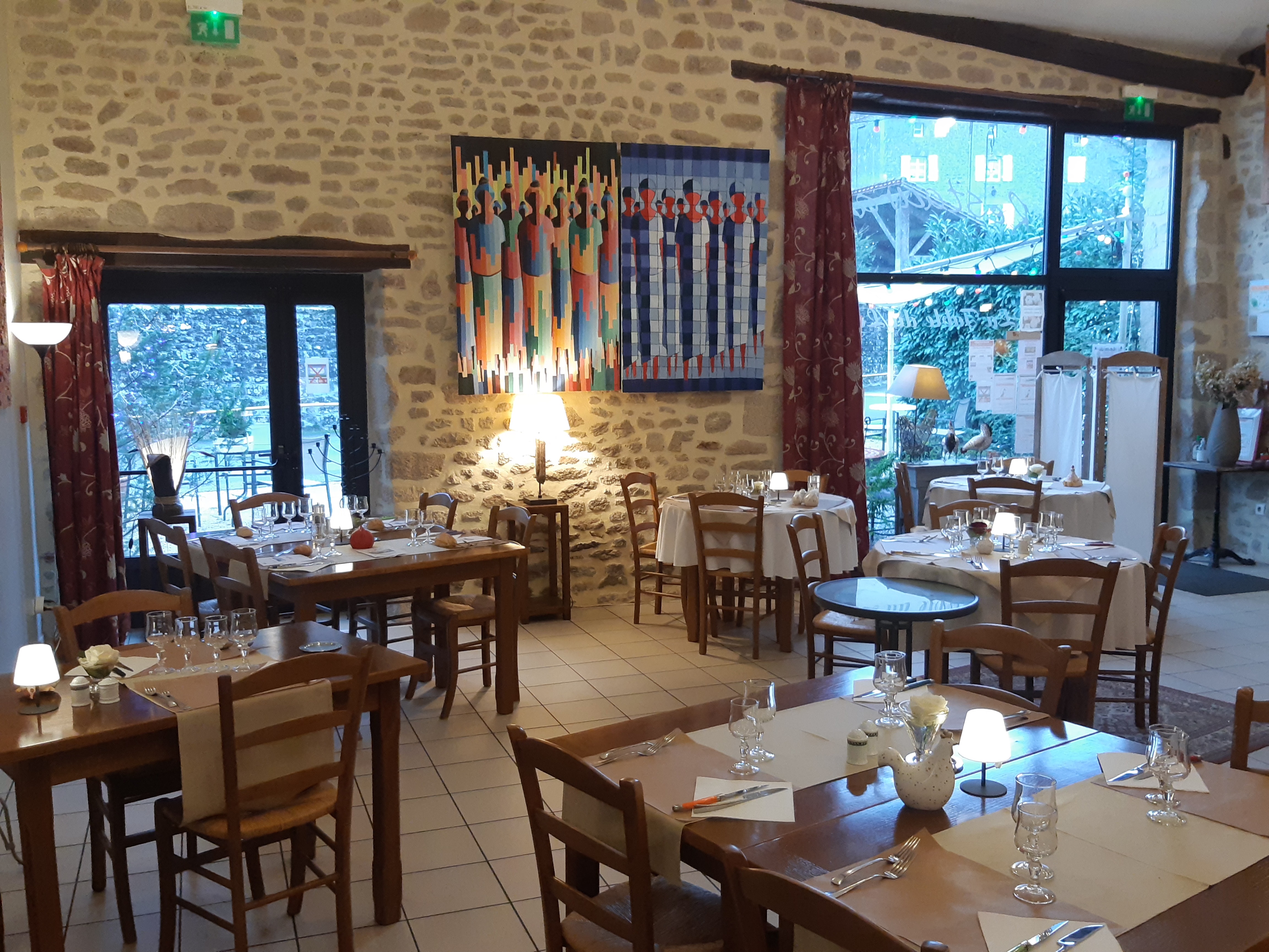 Le restaurant-bar La Table du Lavoir est installé dans un joli bâtiment communal, localisé au coeur du bourg de Montrol-Sénard.
Situé à mi-distance (15 kms) entre Saint-Junien et Bellac, ce petit village touristique, plein de charme, est distant  de 35 kms de Limoges.

Depuis 11 ans, Madeleine et Didier et leur équipe font vivre le restaurant qui est très apprécié par la clientèle, tant pour le cadre que pour la cuisine proposée. Mais, les années passent, et il est temps de lever le pied.

Bénéficiant de la forte attractivité des Monts de Blond et du lieu de mémoire très visité d'Oradour-sur-Glane, Montrol-Sénard est lui-même un écomusée, présentant la vie dans les campagnes au début du 20ème, au travers 17 lieux à visiter, aménagés par l'Association Nostalgie Rurale. 
Il est voisin immédiat de Mortemart, classé Plus Beau Village de France.

Le restaurant comporte une vaste salle lumineuse très agréable, de 50 couverts environ, une mezzanine avec 5-6 tables et une vaste terrasse tranquille, joliment fleurie.