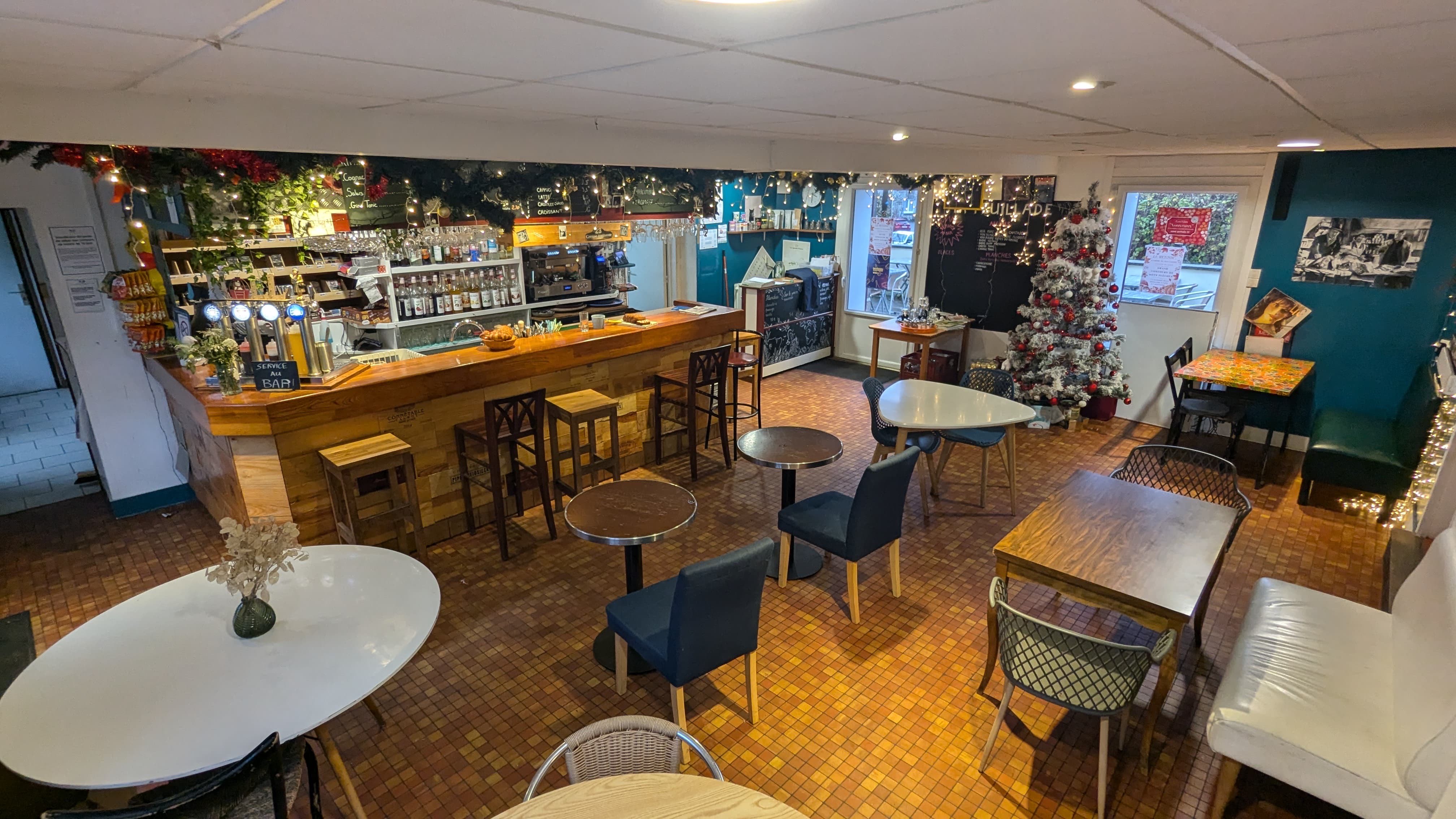 Au coeur du Parc Naturel Régional de Milevaches en Limousin,
à 1h de Limoges, le restaurant-bar la Feuillade est à reprendre.
Véritable lieu de vie dans le centre-bourg, de nombreux clients
s'y cotoient. Du fait de sa proximité avec le lac de Vassivière,
l’établissement peut compter en plus de sa clientèle habituelle,
d'un flux touristique à la belle saison (pouvant aller à 100 couverts
l'été).
Ce commerce de proximité propose une restauration de type
ouvrière et bistronomique en période estivale et accueille de façon
régulière des repas de groupes, du lundi au samedi. Potentiel de
développement avec activités complémentaires (FDJ, traiteur)
Cuisine équipée 
Salle de restaurant de 50 couverts
Une terrasse agréable à l'arrière du bâtiment permettant de doubler la capacité d'accueil 
Pas d'investissement à prévoir
Les Gros +
Grand Logement à l’étage 
La commune de Faux La Montagne se situe en FRR (France ruralité revitalisation) ouvrant droit à un régime spécial d’exonérations fiscales.
Loyer: local+appt: 500€