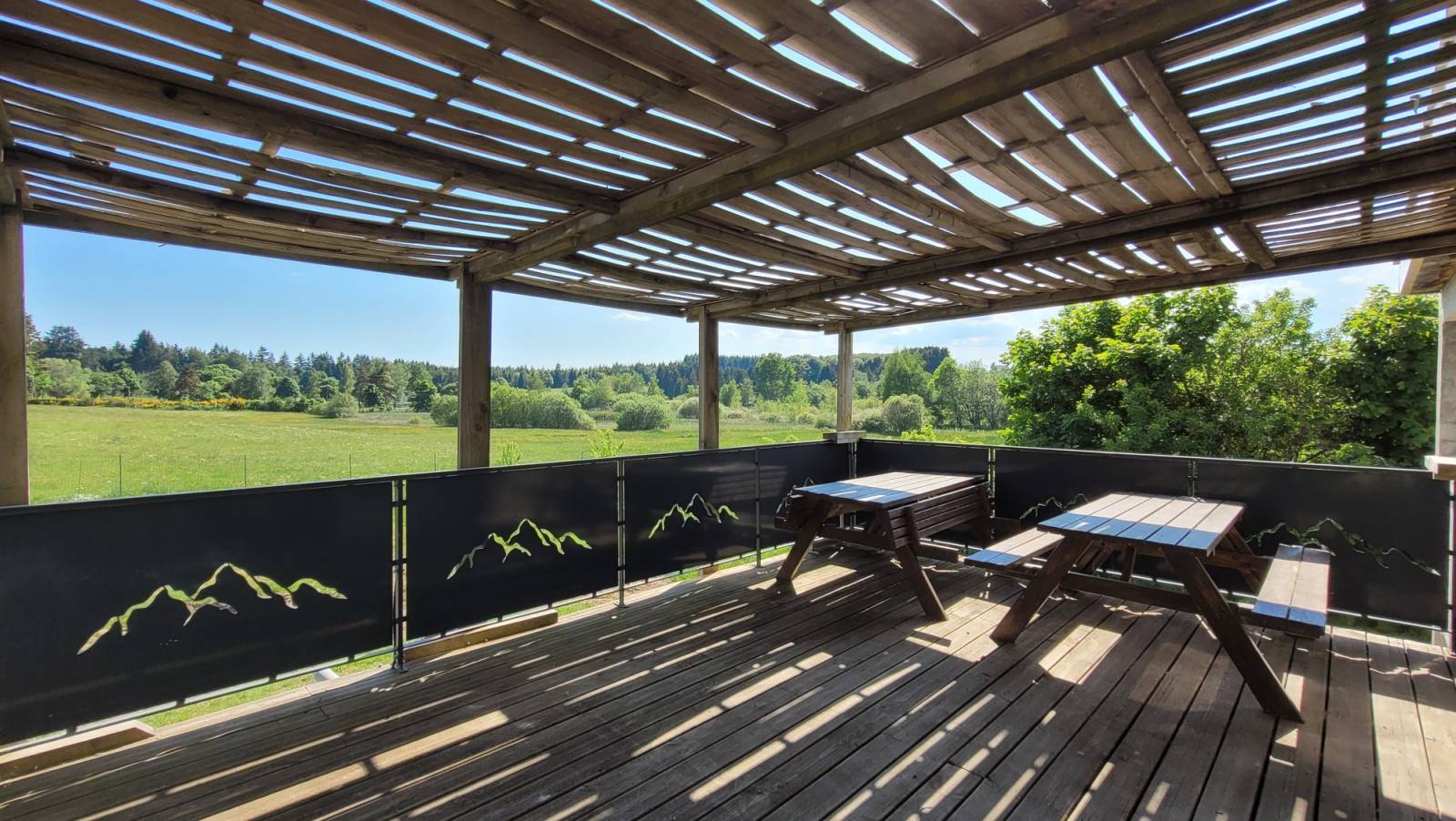 vends magnifique local commercial de 140 m2 avec boiseries et habitation de 170 m2, l'ensemble garages et réserves compris fait plus de 450 m2 sur une parcelle de 1420 m2 avec parking privé pour la clientèle, surement le plus bel emplacement de la région !

Actuellement exploité en brocante, idéal pour un restaurant, un snack, un café, une brocante, un magasin de producteurs, salle de jeux, de concert, activité artisanale car un stockage important est possible ou un projet locatif
cet ensemble est avec une véranda et grande terrasse de 60 m2 avec vue sur le lac, idéal pour recevoir la clientèle

Emplacement exceptionnel au carrefour de 2 routes principales avec plus de 2000 véhicules/ jour en saison !

Etablissement en normes ERP car il y avait un restaurant avant ma brocante

La vue est superbe de la terrasse et de la grande pièce à vivre personnelle
toit + gouttières refaits à neuf en mai 2026, double vitrage partout et poêle à granulés révisé

ici pas de fond de commerce à acheter, pas de pas de porte, ni de droit d'entrée et en plus vous pourrez habiter sur place !

cet ensemble immobilier est à saint- agrève à 7 mn seulement du chambon sur lignon
plus de photos sur demande