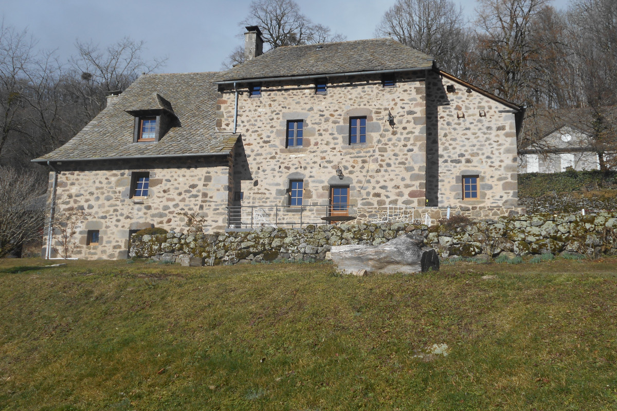 Belle propriété sur une superficie de 5000 m2, située dans un hameau , calme et tranquille, actuellement en activité de 5 chambres d 'hôtes.Le bien est composé d 'une maison principale et de trois bâtisses extérieures en pierres de style auvergnat authentique et confortable.
Maison principale : 3 chambres avec salle d' eau et toilettes individuels,salon, salle à manger avec cantou de 60 m2, cuisine récente de 35 m2 toute équipée,sous sol et cave, avec belle terrasse en pierre.
Une grange aménagée de 50 m2 avec rez de chaussée avec cheminée et cuisine d ' été, étage une chambre aménagée plus atelier attenant.
Un bâtiment abrite une chambre d 'hôtes de plein pied avec terrasse.
Un deuxième bâtiment abrite 2 chambres d ' hôtes en duplex avec terrasse.
Aucun travaux à prévoir, très belle affaire à poursuivre. 
Plus d' infos sur notre site  : louferradou.com