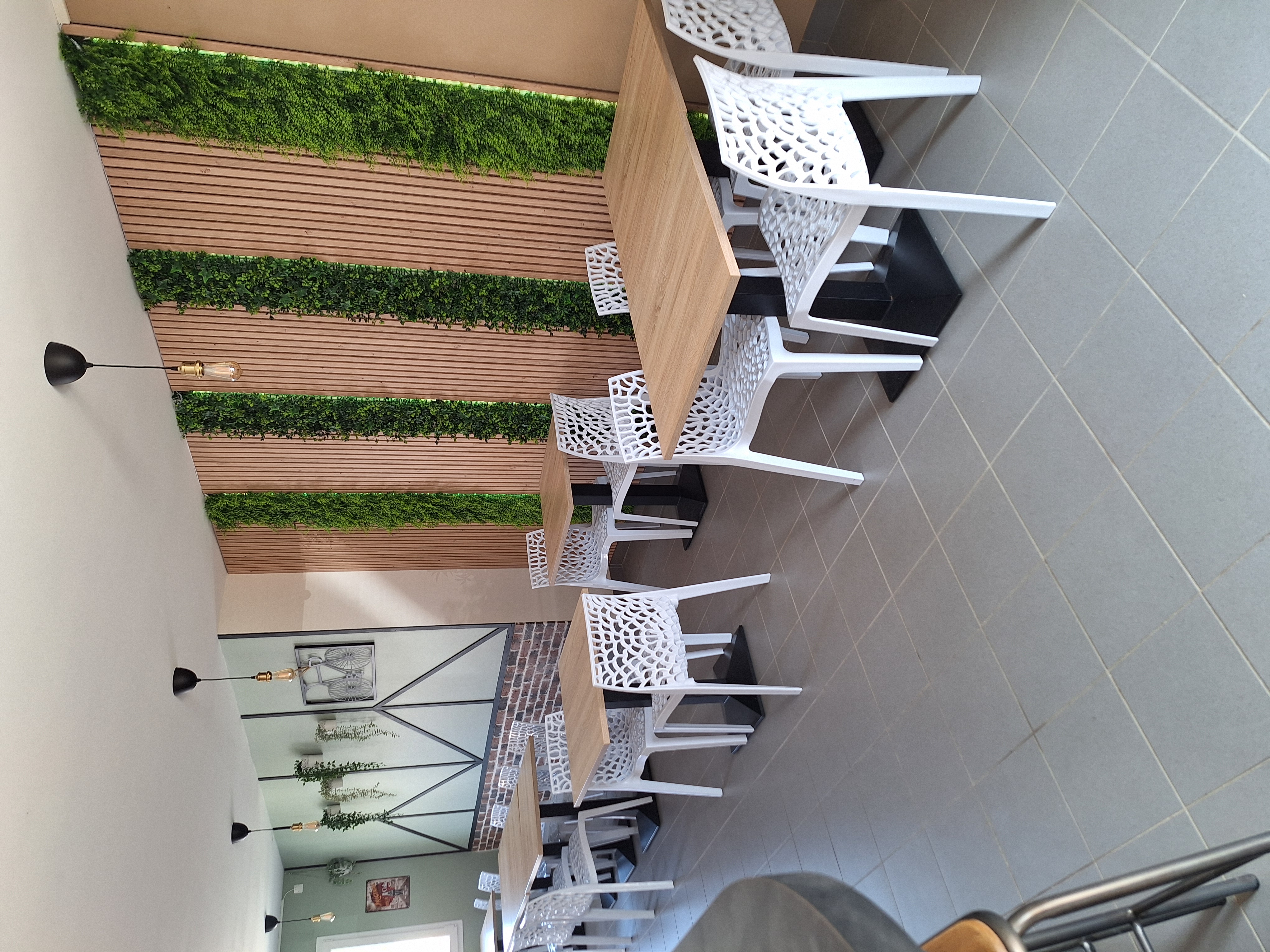 Suite à un changement de projet, nous vendons notre fonds de commerce Restaurant-Bar-Epicerie 

le commerce est composé :
--une salle Bar 15 places avec accès terrasse 
--une salle de restaurant d'une trentaine de places
--un coin épicerie
--une grande terrasse 
-- une cuisine 
-- un appartement T4 avec salon coin cuisine sdb et 3 belles chambres
-- plusieurs dépendances avec un jardin
--Contrat relais poste 

Rénové totalement en 2022 , la décoration en 2024-2025.
Les murs appartiennent à la mairie  ainsi que l'équipement.
mise à disposition également de la licence 4 dans le bail  par la mairie, loyer 600 € HT pour le commerce et 360 euros TTC pour le logement.

Nombreuses possibilités de développement d'évolution du CA  .