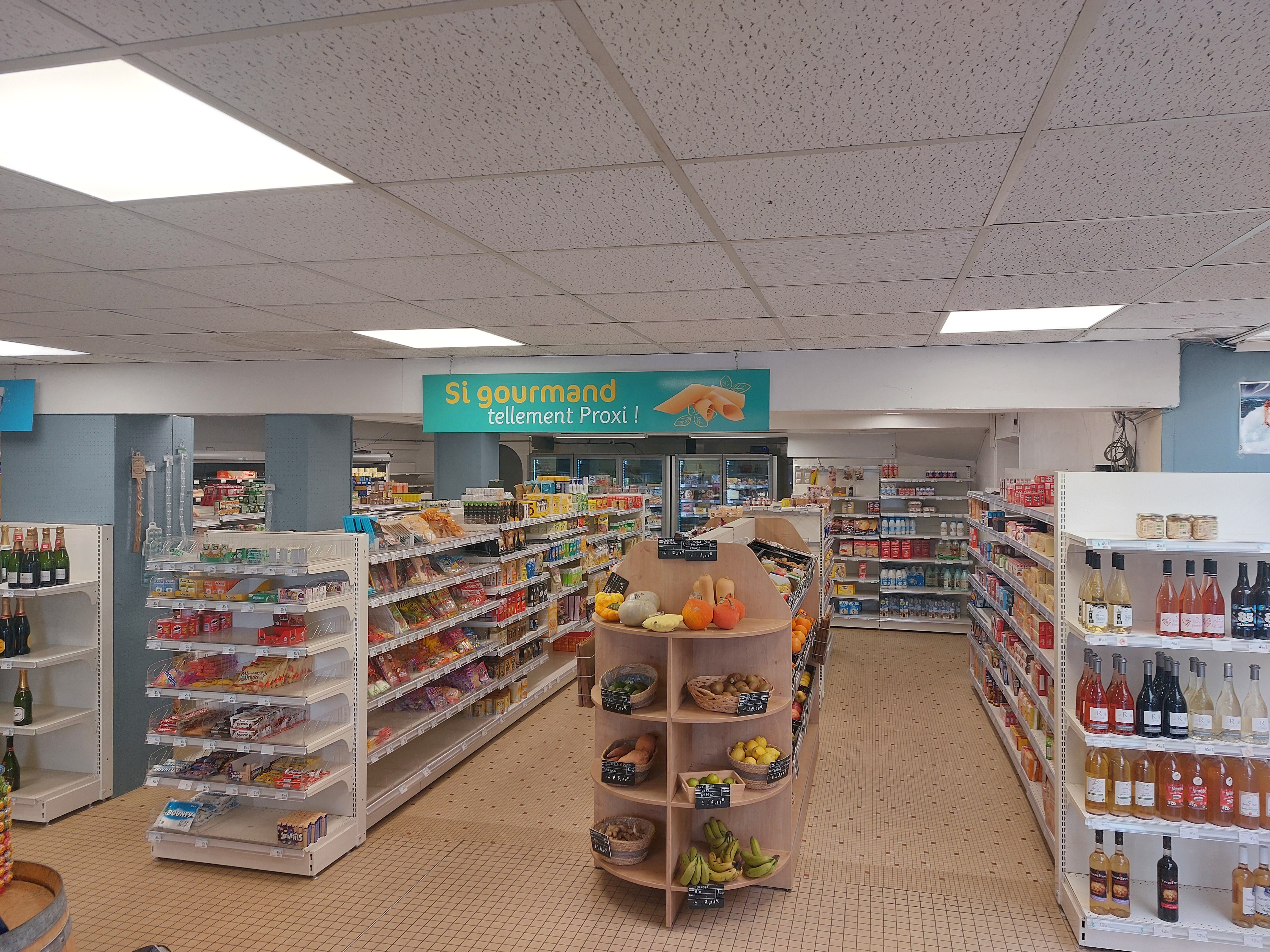 Épicerie  de 200m2 avec  logement  au dessus facile à tenir en couple tout est refais  à  neuf  il y a 2 ans pour plus de renseignements tel 07 86 07 20 65 
Cordialement  
Mr lanilis