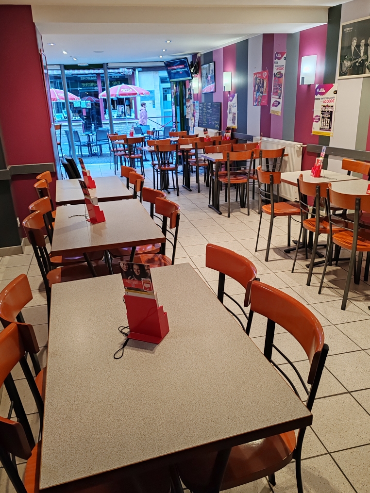 Bar de centre ville avec FDJ, 70m² équipements récents. nous la cédons pour la retraite, horaires  8h20h, 5.5 jours. idéale reconversion. pas de restauration. Clientèle régulière locale et touristique.