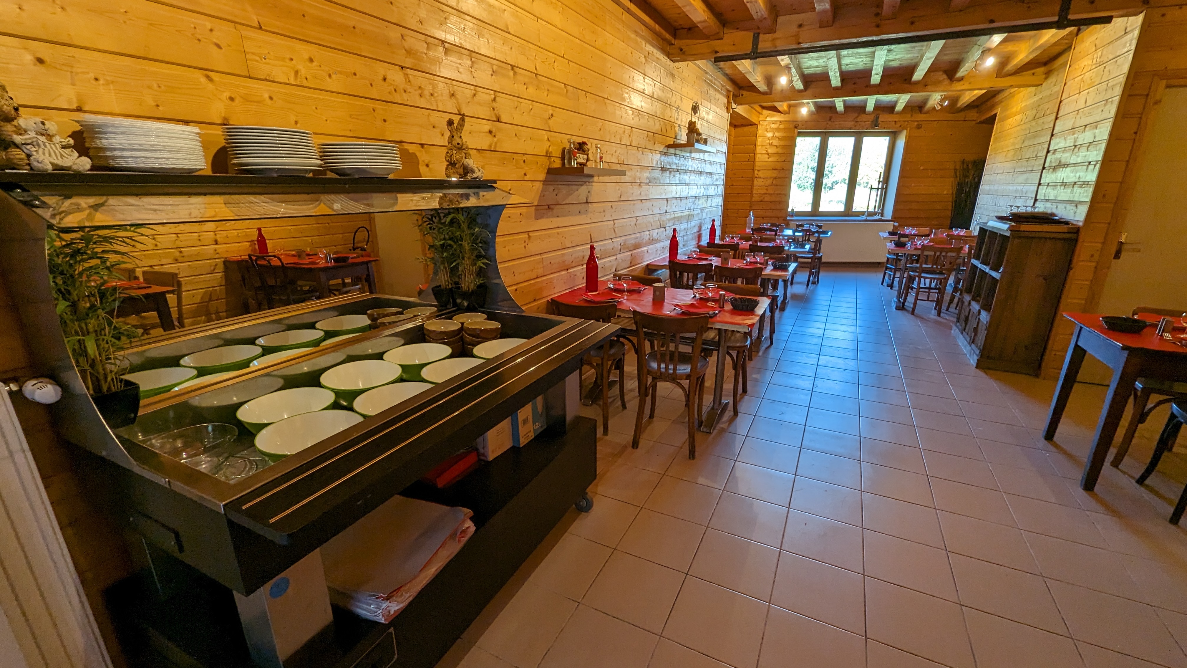 La commune de St Nizier d’Azergues 69870 (800 habitants) recherche un couple de gérants dynamiques et professionnels, sérieuses références exigées. Vente ou location gérance ( Infos sur demande ) selon votre choix de ce commerce Multiservices Bar, Restaurant, Epicerie, Dépôt de pain et Journaux, Gîte 15 places. 
Située en Haute Vallée d’Azergues (Rhône) dans le Haut Beaujolais dit Beaujolais Vert, entre Beaujolais Rouge et Brionnais, c’est un lieu touristique fréquenté par une clientèle locale, d’ouvriers, d’artisans et de touristes de passage.
La région attire randonneurs, cyclistes, motards, collectionneurs de voitures anciennes et sportives (rassemblement VEC, SPORT rallye Charbonnières et Haute Vallée d’Azergues, village d'Accueil FFVE)
Le potentiel est important pour qui saura le développer, restauration, snacking, brasserie, soirées à thème, point tabac, Française des jeux, colis, location de vélos etc…
Le bâtiment communal situé au centre du village comprend au RC une terrasse, une épicerie de 31m², un bar de 53 m² (avec licence IV propriété de la commune), une salle de restaurant meublée de 42 m², une cuisine équipée et fonctionnelle de 21 m², 2 WC clients. Au 1er un bureau avec local archives, 1 appartement refait à neuf avec grand séjour cuisine, 2 chambres, salle d’eau douche italienne. Au 2ème un gîte de 15 places comprenant 4 chambres dont 2 avec salle d’eau privative, sanitaires communs, lingerie. Au sous-sol 2 caves équipées de chambres froides 1 positive et 1 négative. La licence IV propriété de la commune sera louée au repreneur.
Parkings à proximité.
Renseignements par téléphone : 06.08.24.24.90 ou Mail : maire@stnizierdazergues.fr