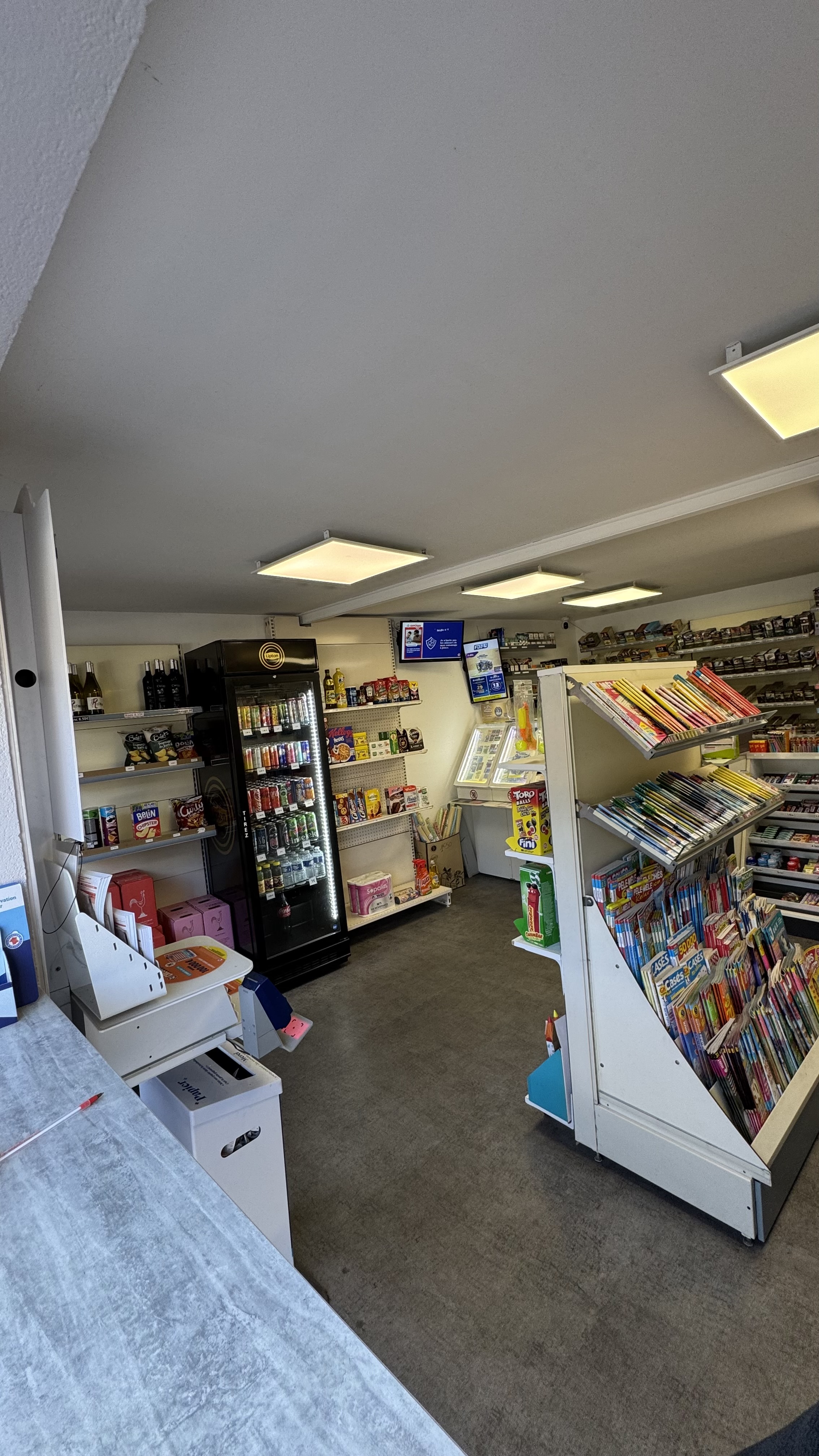 À vendre – Tabac Presse dans un village dynamique du Tarn

Nous proposons à la vente notre Tabac Presse, idéalement situé au cœur d’un petit village du Tarn, bénéficiant d’un important passage quotidien.

Le commerce a été entièrement rénové il y a environ 2 ans, offrant un espace moderne, propre et agréable, prêt à être exploité sans travaux importants.

Activités et services

* 🚬 Tabac
* 📰 Presse
* 🎟️ FDJ
* 🏇 PMU
* 📦 Point Pickup
* 🍷 Vente de vins
* 🛒 Petite épicerie d’appoint : produits sucrés et salés
* 💨 cigarette électronique 
* ☕ Activités et produits complémentaires

Le commerce bénéficie d’un emplacement particulièrement intéressant, avec une boulangerie située juste à côté, ce qui génère un passage régulier et une clientèle de proximité.

Malgré sa situation dans un petit village, le commerce profite d’un flux de passage important, offrant un véritable potentiel de développement pour un repreneur souhaitant diversifier ou développer davantage les activités.

Commerce exploité depuis plusieurs années, avec une clientèle locale fidèle et de nombreuses possibilités pour poursuivre son développement.

Affaire idéale pour un couple ou une personne souhaitant reprendre un commerce de proximité avec plusieurs activités et services.

Dossier et informations complémentaires disponibles sur demande.