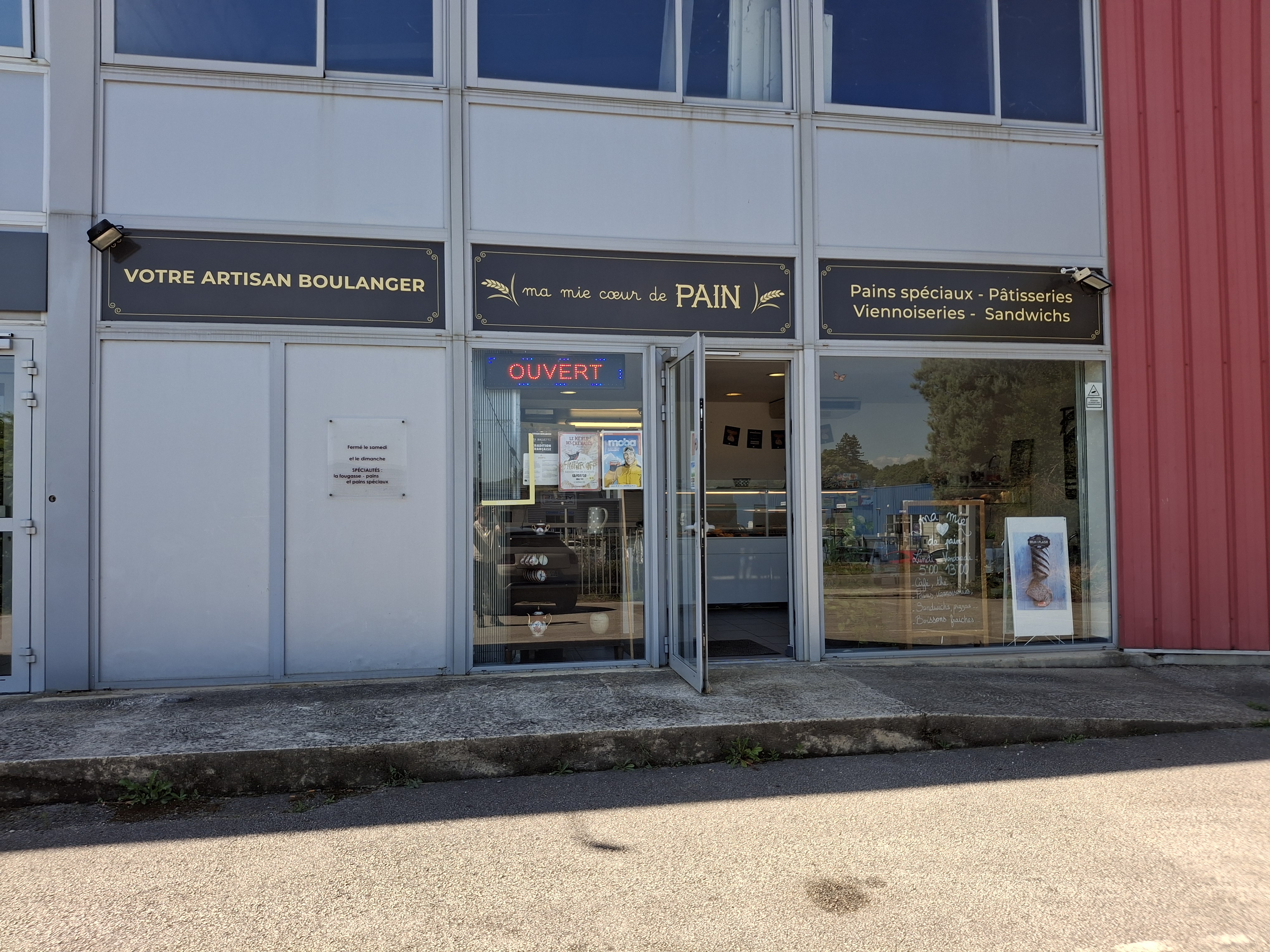 Vente de fond de commerce 
situé sur les communes de Laudun L'ardoise ,bagnols sur céze .
La vente et composer de deux fond de commerce  ,l'un sur la commune de Bagnols sur céze (za du berret ),qui comprend le Fournil et un magasin le tout d'une superficie de 170m2 (100m2 de fournil et 35m2de magasin 35m2de labo pâtisserie .
Le second un point de vente qui ce situe sur la commune de Laudun L'ardoise au coeur du village ,composé d'un magasin de 30M2 et d'une arriére boutique de 50m2.
Les deux point de vente sont situé a une petite dizaine de kilomètres l'un de l'autre .
Dernier bilan clôt établie a 250 000e  
L'entreprise et composé de 4 salariés ,
2 boulangers
2 vendeuses .