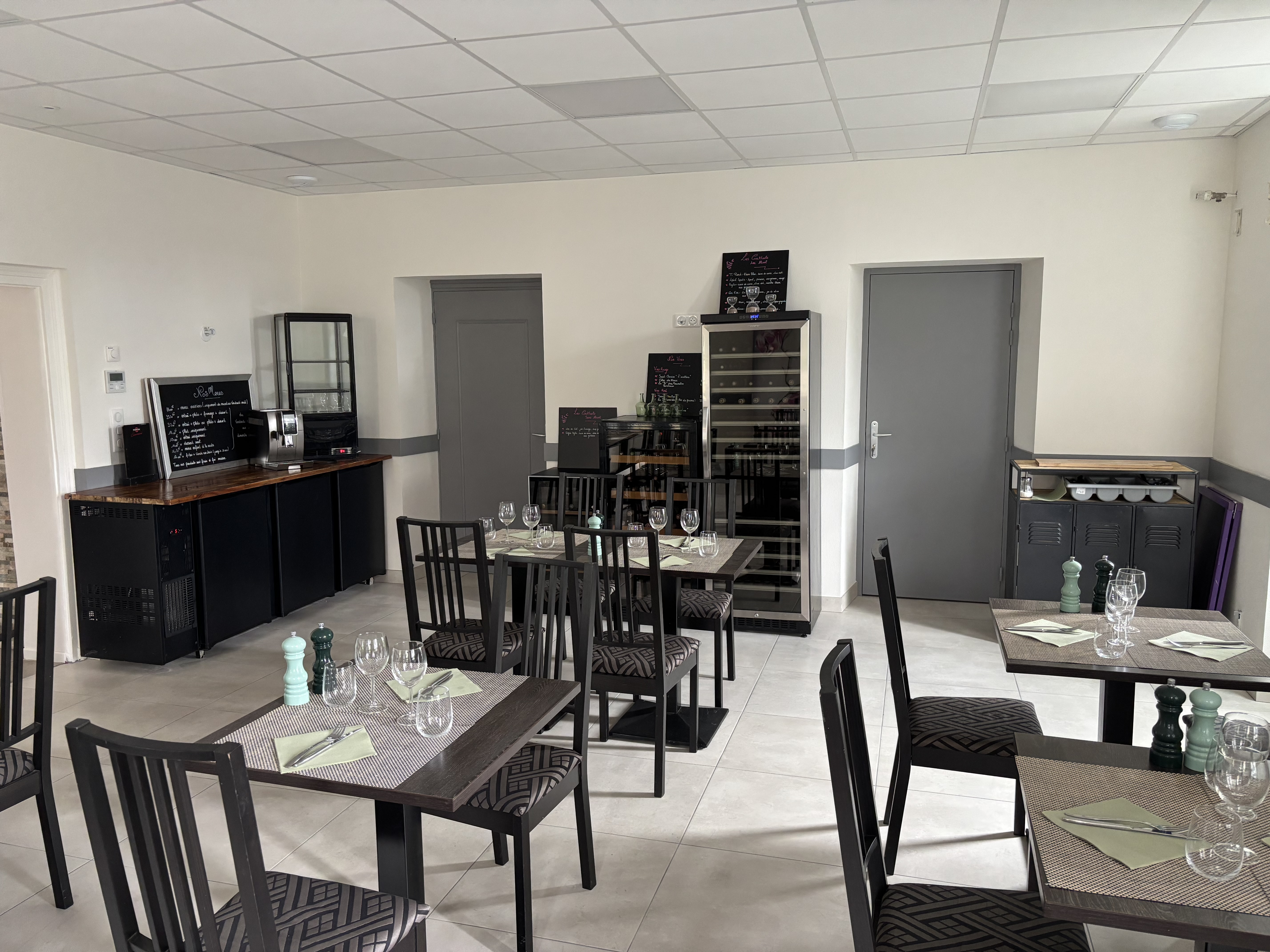 Restaurant situé en pleine campagne idéale pour couple ,avec logement au dessus du restaurant .
Nous méttons en vente notre fond de commerce à 42000€ négociable.
 chiffre d'affaire sur les 3 dernieres années varie de 130k à 150k restaurant avec une bonne reputation culinaire .
Loyer des murs actuellement à 316€TTC location avec un bail commercial 3/6/9 avec la Marie de la commune.
N'hésitez pas à prendre contacte avec nous pour plus de renseignements .