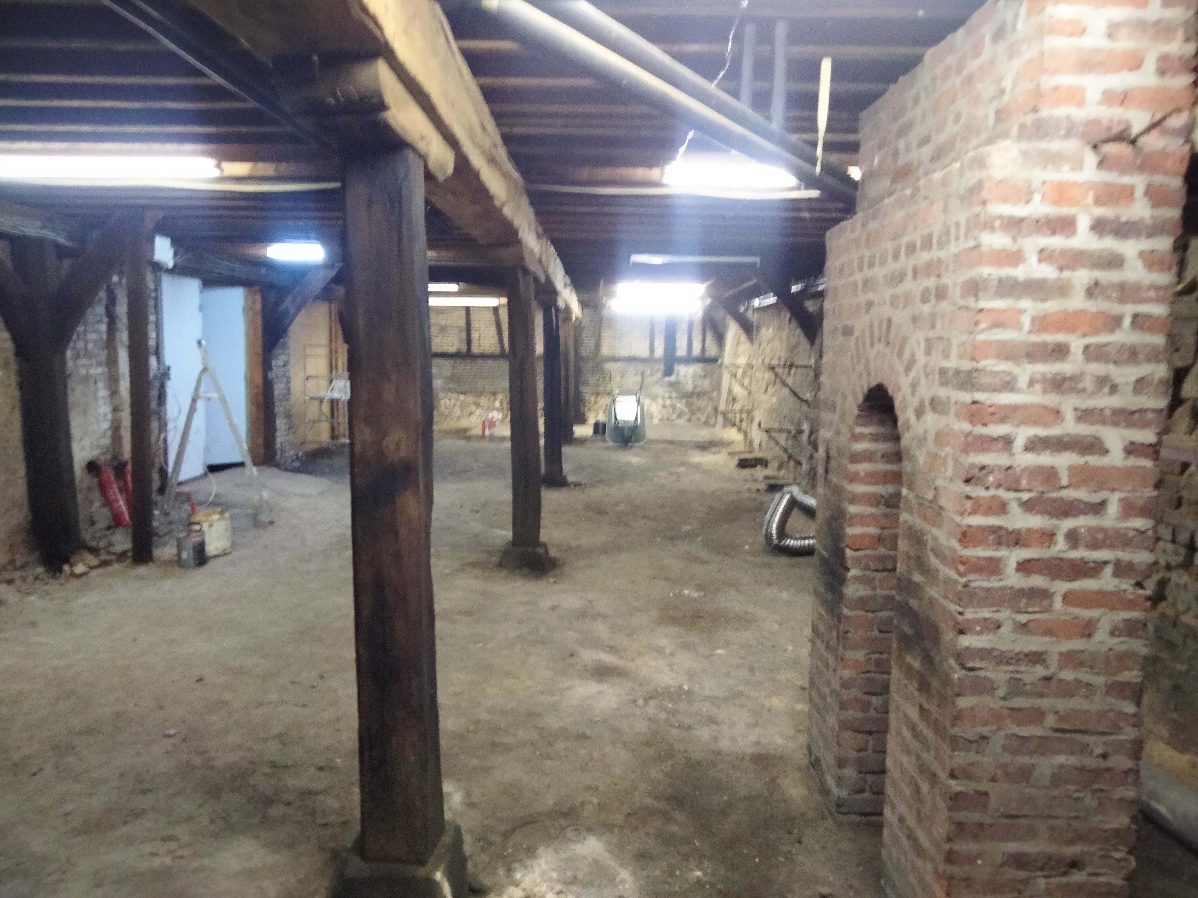 Description :
 Immeuble d'environ 740 m² en tout sur 3 niveaux avec un terrain de 954 m².
 A SAINT AUBIN LES ELBEUF 76410 .
Composition du bien :
(1) Un sous-sol avec une grande cave d'environ 340 m² voir plus  , ( qui peut être loué séparément avec travaux (environ 1300€/mois ) 
(2) Un rez-de-chaussée avec local d'activité de 260 m² actuellement un magasin de dépôt-vente et solderie " à reprendre " avec le stock et le matériel (caisse, gondoles, portants, etc... ) environ 14 000 €   en plus du prix de vente , ou" vendu vide ".(+ un grenier d'environ 20 m² ) . Avec 20 m/l de vitrine en DV 44.2/16/4 anti effraction (à ext.) et volets roulants métalliques électriques sauf porte d'entrée manuelle .
Qui comprend un magasin de 210 m² de surface de vente , réserves , cuisine, wc et une entrée secondaire par la cour , chauffage au gaz de ville , un jardin et cour privée . Et un parking en face du magasin d'environ 20 places publique . Bail tout commerce (voir avec la mairie ) .
 ( Qui peut être loué environ 1250 €/mois ) .
(3) Au premier étage ; un grand appartement de 140 m² habitable exposition sud , avec 4 chambres , une grande salle / salon, cuisine, salle de bain et wc séparé, + un garage . Actuellement loué à 852 € (en2025) par mois avec un garage , la cour et 2 places de parking voiture pour les locataires .
Avec : un chauffage individuel avec une pompe à chaleur de janvier 2024 et compteur EDF et d'eau + Tout-à-l'égout individuel aussi  .
" Bons locataires ".
A proximité ; Bus à 1 mn , crèche , école , commerces et gare SNCF à 5 mn .
IMMEUBLE VENDU entièrement . ( avec les locataires ) ou sans voir avec le bail . 
Le prix est de 312000 € pour le tout  + frais de notaire ( négociable dans la limite du raisonnable ) .
'' Et + 14 000 € si reprise du stock et matériel pour la reprise du commerce '' .