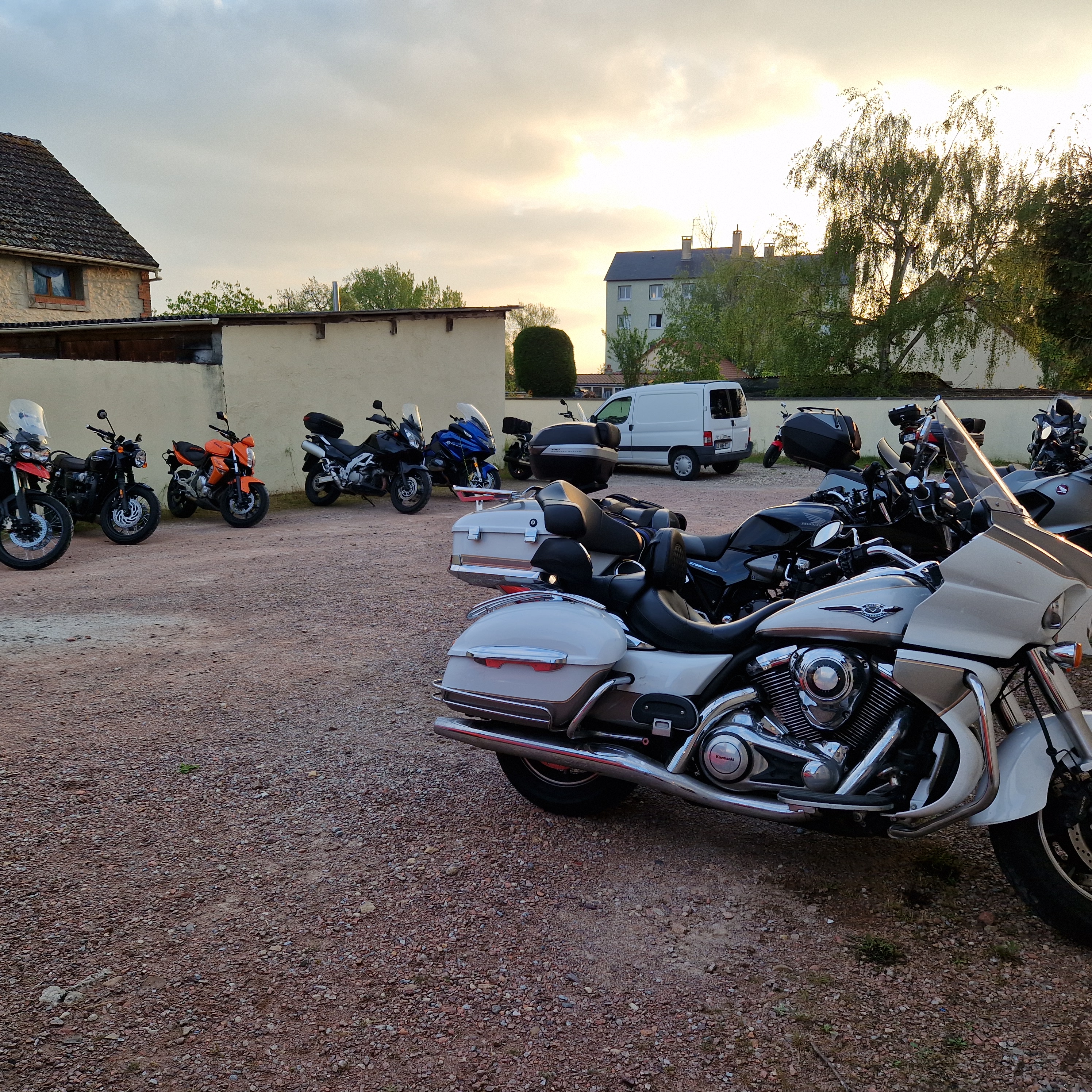 Cause retraite
A vendre murs et fond d'un hôtel bureau 3* situé sur l'axe Nevers -Bourges à 20 mn de Magny cours dans une ville de 3600 habitants.
L'établissement se compose de 10 chambres et 2 appartements dont 1 loués en RBNB et l'autre pouvant servir de logement de fonction.
ses atout :
- licence VI
- fibre optique
- 1 chambre PMR
- 9 chambres climatisées
- parking sécurisé sous vidéos avec ouverture portail par code
-projet en cours d'installation de 5 d'ombrières avec 2 bornes de rechargement voiture
- pas de travaux à prévoir
- pas de contrat
-pas de personnel
-CA 2025 100K€ en constante progression avec une bonne rentabilité.
- 2 mois de fermeture annuelle (janvier , février)
- Laverie en interne
- développement possible en créant un restaurant , salle et cuisine existante (forte demande dans la commune)