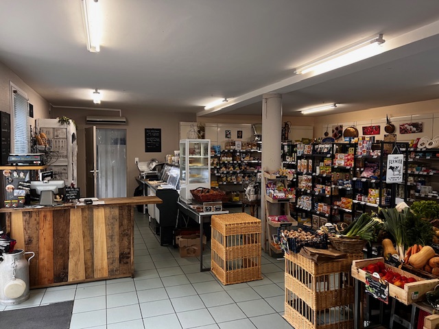 Nous vous proposons une opportunité d’acquérir un fonds de commerce d’épicerie caviste et produits du terroir , situé dans un village classé parmi les plus beaux de France. Cette installation, d’une superficie totale de 130 m², est agrémentée d'une réserve de 30 m², offrant tout l’espace nécessaire pour le stockage et la gestion quotidienne de votre activité.

**Potentiel commercial :**

Ce fonds de commerce se distingue par son emplacement privilégié, attirant aussi bien les résidents locaux que les touristes en quête de produits du terroir authentiques.

 Le village, renommé pour son patrimoine architectural et son ambiance conviviale, bénéficie d’un flux constant de visiteurs, garantissant un excellent potentiel de développement.
- Positionnement stratégique dans un lieu prisé 
- Possibilité d’élargir la gamme de produits (bio, artisanaux) 
- possibilité d’élargir le snacking.
- Développement potentiellement rapide grâce à l'absence de concurrence directe.
Ce fonds de commerce représente une excellente opportunité pour un entrepreneur désireux de s'installer dans un cadre idyllique tout en profitant d’un marché porteur.