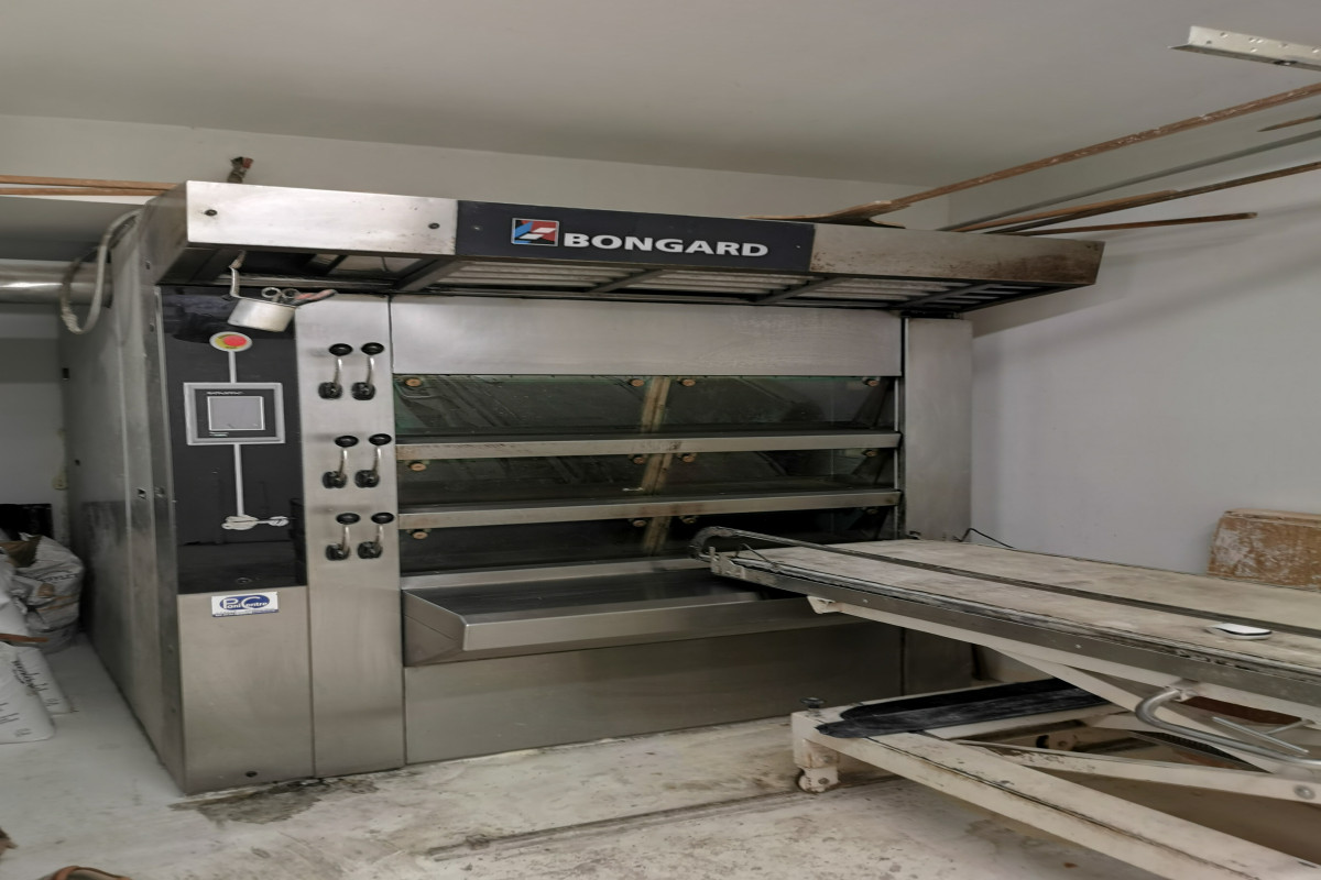 A vendre Sud de l?Indre, Pays de La Châtre en Berry, fonds artisanal de boulangerie-pâtisserie-petite épicerie CA 195 000 ?. Bel emplacement commercial pour cette unique boulangerie de la commune, implantée sur un axe passager, à proximité d?une école et disposant d?un parking gratuit juste en face. Vente en boutique et tournées (camion aménagé magasin avec vitrine). Clientèle fidèle composée principalement de particuliers et comités des fêtes, dépôts de pain et cantines scolaires. Effectifs : gérant + 1 ouvrier boulanger + 2 vendeuses à temps partiel. Bail commercial en cours. Les locaux professionnels disposent d?un magasin de 35 m2 + un laboratoire boulangerie de 45 m2 + un laboratoire de pâtisserie de 40 m2. Un logement privé attenant d?une surface de 150 m2 et disposant de 4 chambres est disponible. Matériels en bon état général et entretenu. Accompagnement du cédant possible
