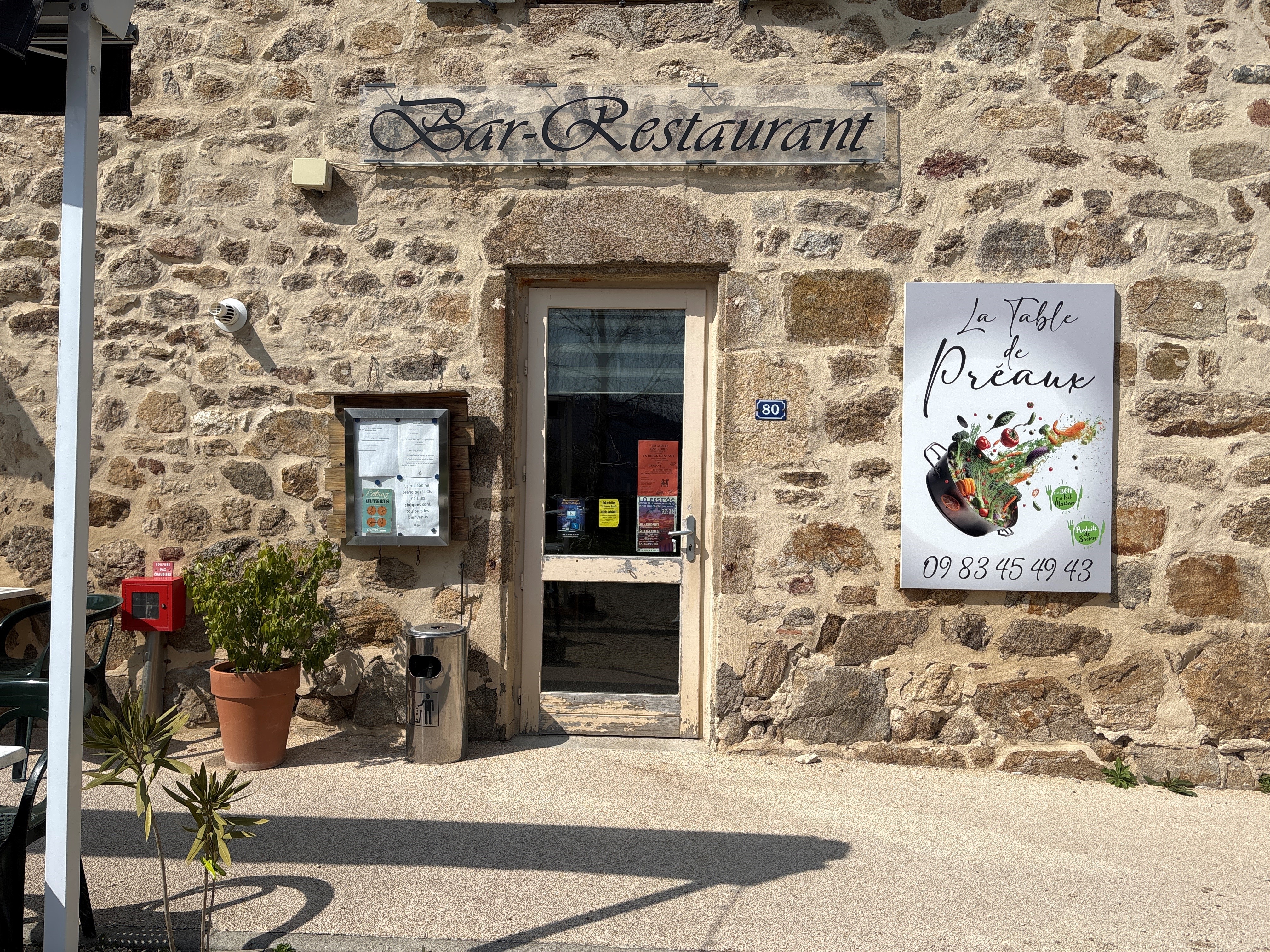Afin de répondre aux attentes de ses habitants, la mairie de Préaux (Ardèche) souhaite assurer la continuité de son bar restaurant communal, les gérants actuels ayant annoncé leur départ en août prochain.

Dans cette démarche, la commune s'est rapprochée de la Chambre de Métiers et de l’Artisanat de l’Ardèche pour sélectionner et accompagner les futurs exploitants.

Voici les principales caractéristiques de cette opportunité de reprise : 
•	Location-gérance proposée avec un loyer attractif 
•	Licence IV incluse dans l’exploitation 
•	Locaux de 194 m² conformes aux normes d’accessibilité et de sécurité 
•	Cuisine spacieuse, équipée et conformes aux normes d’hygiène en vigueur   
•	Espace bar + 3 salles de restauration offrant une capacité minimale de 40 couverts 
•	Terrasse extérieure exploitable en saison 
•	Possibilité d’assurer la cantine scolaire (salle avec accès indépendant) 
•	Électricité fournie par EDF au tarif réglementé 
•	Chauffage et production d’eau chaude sanitaire assurés par une installation au gaz propane

Le dossier de candidature est transmis aux porteurs de projet intéressés et devra être déposé avant le vendredi 5 juin.