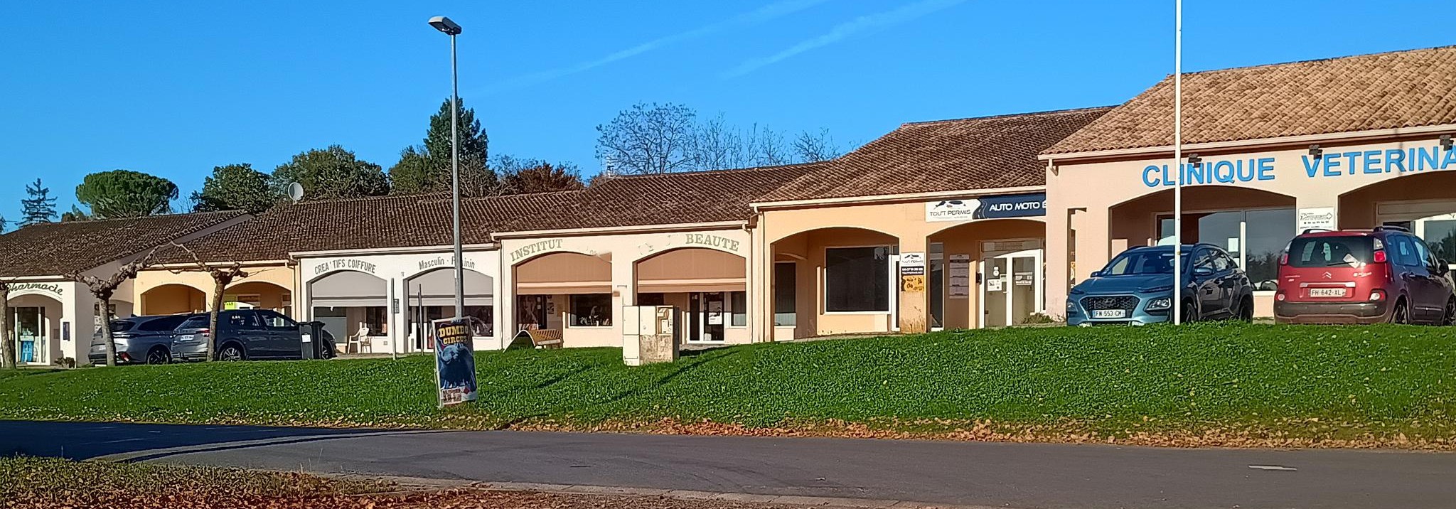 Cède salon de coiffure F/H, architecture intérieure, luminosité, agencement, ergonomie, mobilier et matériels restitue une atmosphère haut de gamme. 
Ce salon de 50 m2, avec 5 postes de travail, sièges à pompe, 3 bacs avec réglages, tout le matériel est en parfait état. Il y a une salle dédiée de 8 m2 pour les stockages de produits et une salle de repos, repas de 20 m2.
Le salon est situé au Nord-Ouest du Lot-et-Garonne, sur petite ville de 5000 habitants aux portes d'Eymet en Dordogne (à 5 kms), avec tous commerces et services.
Le salon est situé sur une zone d’activité face à la plus grande surface du secteur. Visibilité exceptionnelle. Stationnement gratuit. Le salon est en excellent état, rien à prévoir, cherche son repreneur pour continuer l'aventure.
La clientèle, fidélisée, est à 80 % féminine sur des prestations techniques. 
L'équipe actuelle est composée de :
2 Salariés à 35h, + le cédant 
CA annuel en progression pour atteindre près de 200 k€. Loyer à 6000 € par an. BIC annuel constant à plus de 65 k€
Vente du fonds de commerce : 178 k€
Dépêchez-vous avant qu'il ne soit trop tard !
Possibilité d’accompagnement du repreneur par la CMA47