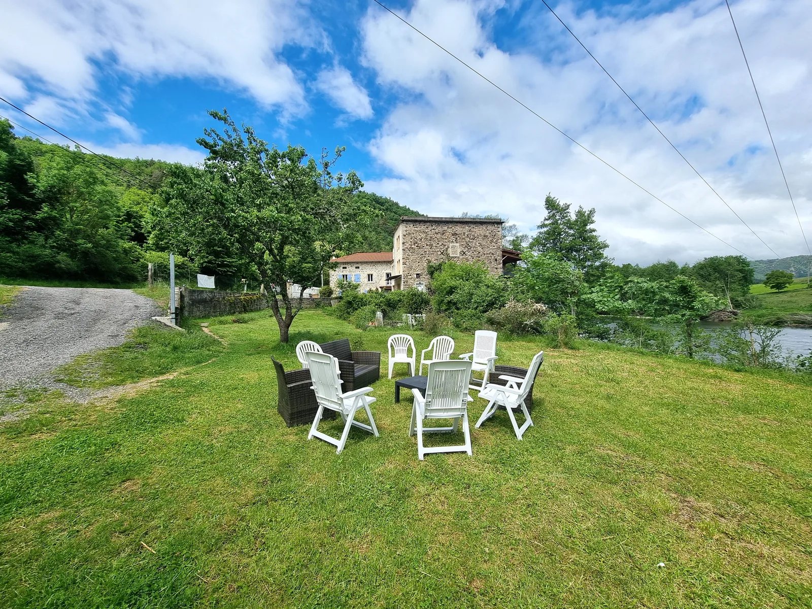SAINT VINCENT 43800 HAUTE LOIRE AUVERGNE VEND moulin de caractère 460m2 habitables. Gite de groupe classé 3 étoiles bord de Loire Activité touristique clé en main  Maison d'habitation sauna spa Dépendances terrain de 7000m2 Nature préservée DPE: D 
au cœur d'un environnement naturel exceptionnel en bordure de Loire, découvrez cet ancien moulin de caractère offrant un cadre de vie rare et un potentiel touristique immédiatement exploitable.
Cette propriété unique développe environ 460 m² habitables et se compose d'une maison d'habitation indépendante ainsi que d'un gîte de charme classé 3 étoiles bénéficiant d'une excellente réputation auprès de sa clientèle. Plusieurs annexes et dépendances viennent compléter l'ensemble et offrent de nombreuses possibilités d'évolution ou d'aménagement.
Dès votre arrivée, le charme opère. Les façades en pierre, les volumes généreux, le chant de la rivière et les vues dégagées sur les collines environnantes créent une atmosphère particulièrement apaisante.

La maison principale (T5) permet de profiter pleinement de ce cadre privilégié tout en conservant une parfaite indépendance vis-à-vis de l'activité touristique. Elle bénéficie notamment d'une magnifique cave voûtée pleine de caractère, véritable témoin de l'histoire du lieu et offrant un charme authentique supplémentaire à cette propriété d'exception.

L'atout majeur de cette propriété réside également dans son activité touristique existante, offrant aux futurs propriétaires la possibilité de bénéficier d'un revenu complémentaire dès l'acquisition.
Le gîte de groupe (quinzaine de couchages), vendu entièrement meublé et exploité avec succès depuis plusieurs années, accueille ses visiteurs dans un environnement chaleureux et confortable. Véritable invitation à la déconnexion, il offre de beaux espaces de vie, plusieurs chambres ainsi qu'une superbe terrasse couverte surplombant directement la Loire. Un cadre privilégié où les repas, les moments de détente et les soirées entre amis prennent une dimension particulière, au rythme de l'eau et de la nature environnante.

Les vacanciers profitent notamment :
- D'une grande pièce de vie conviviale avec cuisine ouverte
- D'un espace détente avec sauna et spa
- D'une salle de jeux
- D'un accès privilégié à la nature environnante

À l'extérieur, la propriété s'étend sur près de 6 888 m² et bénéficie d'un emplacement exceptionnel au bord de la Loire.

Les amateurs de pêche, de randonnée, de VTT, de canoë ou simplement de tranquillité trouveront ici un terrain de jeu grandeur nature.

Une ancienne bergerie d'environ 110 m² ainsi que plusieurs espaces annexes viennent compléter l'ensemble et laissent entrevoir de nombreuses possibilités d'aménagement ou de développement.

La propriété bénéficie également d'un droit d'eau, élément aujourd'hui rare et particulièrement recherché. Sous réserve des autorisations administratives nécessaires, d'une étude de faisabilité et d'éventuels travaux d'aménagement, ce droit pourrait offrir des perspectives de valorisation complémentaires, notamment dans le cadre d'un projet de production d'électricité. Une opportunité supplémentaire qui vient renforcer le caractère unique et le potentiel de cette propriété.

Que vous soyez à la recherche :
- D'un changement de vie,
- D'un projet touristique clé en main,
- D'une résidence principale avec activité professionnelle intégrée,
- Ou simplement d'un lieu d'exception en bord de Loire,
ce moulin saura vous séduire par son authenticité, son environnement et son potentiel.
www.moulindelaribeyre.fr