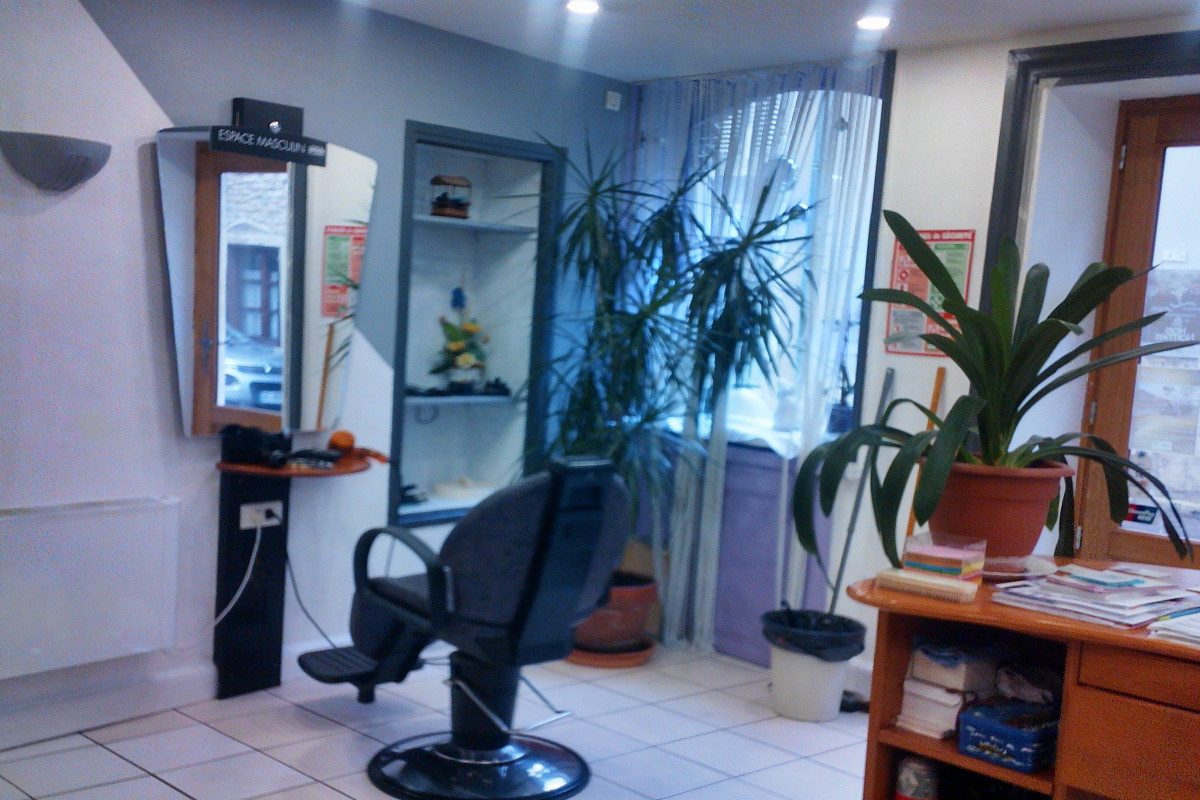 Vends dans un petit village médiéval, touristique salon, de coiffure. 45m2 avec bureau 10m2 et pièce personnelle de 15m2. Bonne clientèle.