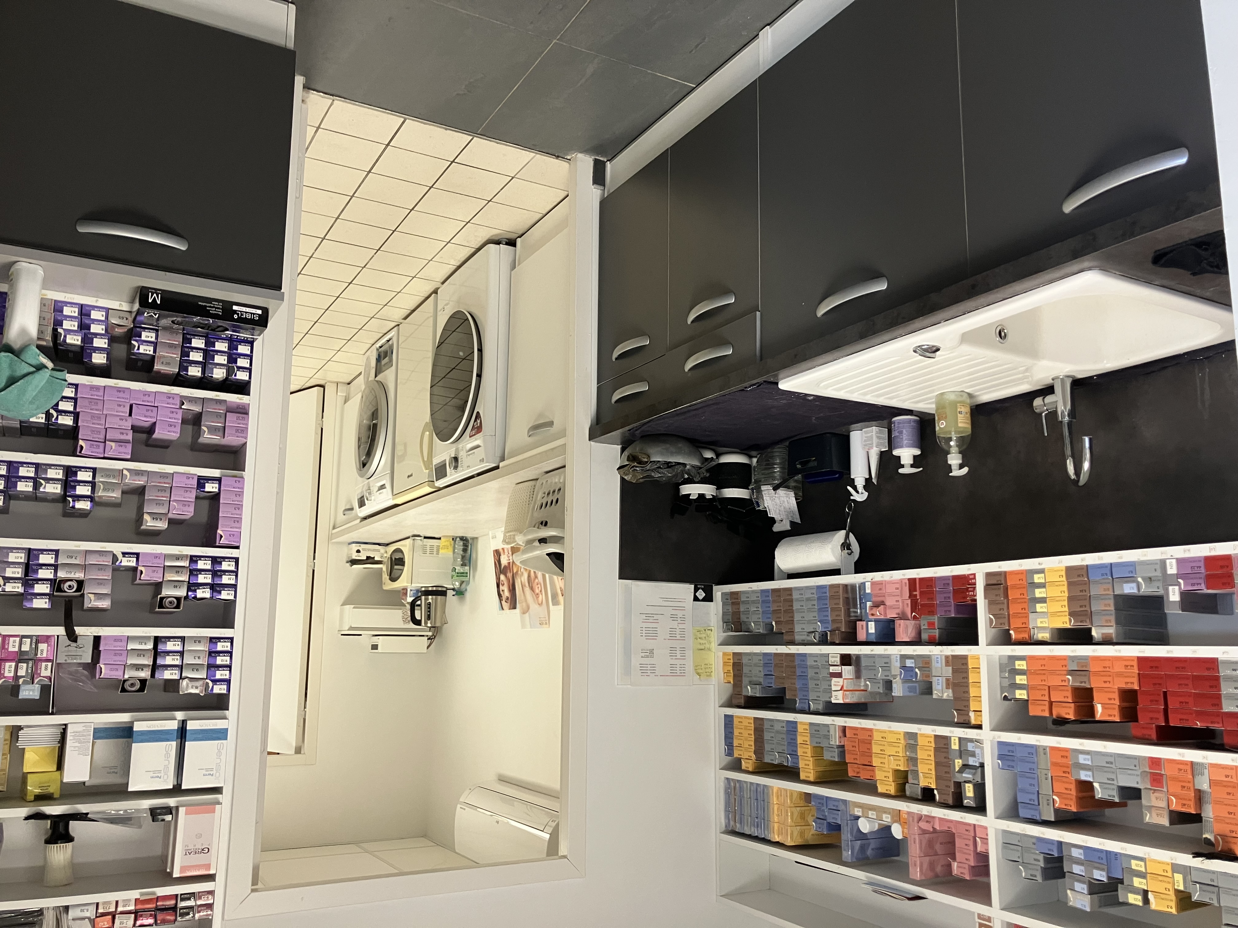 Créé en 2005,ce salon de coiffure bénéficie d’un emplacement privilégié au sein d’un centre commercial, l’assurant une excellente visibilité et un flux régulier de clientèle. Présent depuis plus de 20 ans, il a su développer une clientèle fidèle et une activité stable.Entièrement réaménager en 2019, le salon propose un cadre contemporain, lumineux, et parfaitement entretenu. Aucun investissement n’est à prévoir permettant une reprise immédiate dans les meilleures conditions. Surface commerciale 44 m² ,surface totale 70 m2 , 3 bacs dont 1PMR, 5            postes de coiffage, aucun salarié à reprendre chiffre d’affaires annuel HT  142 000 €, loyer mensuel 570 €HT . Cette affaire constitue une excellente opportunité pour un professionnel souhaitant s’installer dans un salon, rentable, bénéficiant d’un emplacement de qualité, d’un faible loyer ,d’une clientèle fidèle. Son potentiel de développement et son excellent état général en un investissement particulièrement attractif.