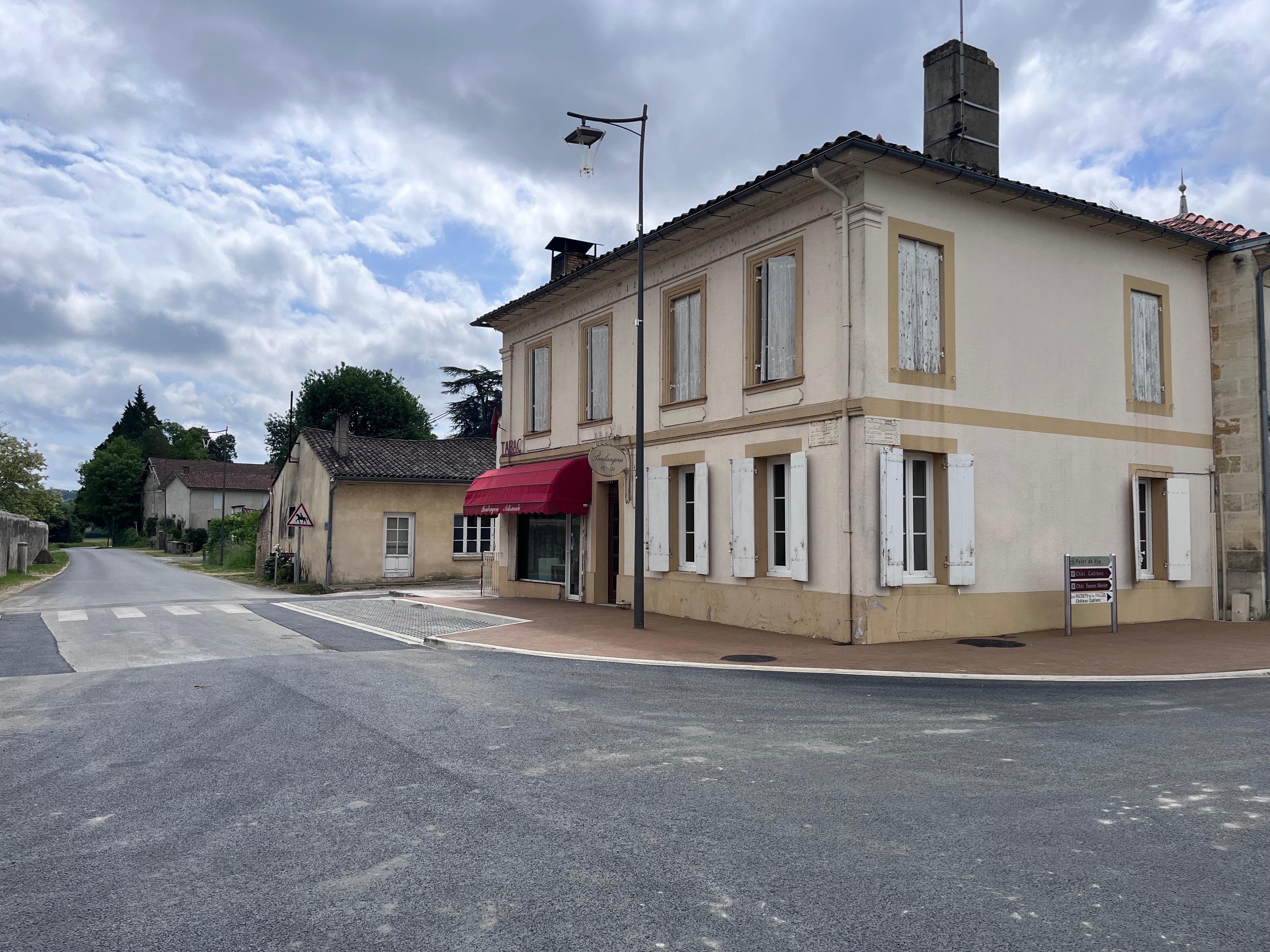 A vendre pour cause de départ en retraite fond de commerce boulangerie artisanale avec licence Tabac. 

L'activité de la boulangerie se fait au magasin mais également en livraison avec des dépôts de pain, des écoles, des maisons de retraite et également chez des particuliers.

Possibilité d'avoir la Française des jeux ou de faire relais colis. 
Possibilité de développer un autre commerce (alimentation ou autre).

Cette boulangerie est située dans un village du Libournais en Gironde à 15min de Saint-Émilion.
Vous pourrez vous épanouir dans un environnement rural plein de charme.

Le logement est spacieux avec un grand garage, un jardin et un fournil indépendant. 

Loyer à définir avec l'acquéreur

Possibilité également d'acheter les murs et le prix de l'ensemble sera à définir.