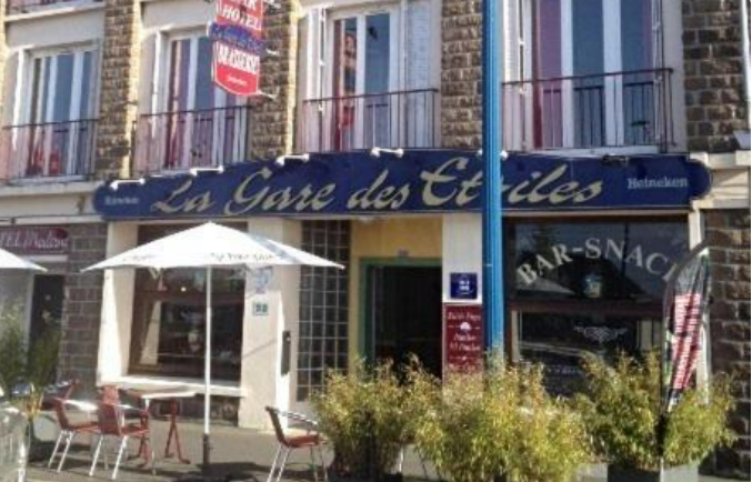 🌟 **À Vendre – Hôtel Restaurant Bar face à la Gare de Vire** 🌟

Depuis plus de 50 ans, cet hôtel-restaurant-bar fait battre le cœur du quartier de la gare de Vire. Des générations de voyageurs venus de Paris-Montparnasse y ont trouvé un repas de cuisine traditionnelle , un lit confortable et un accueil chaleureux. Les murs de cette maison résonnent encore des histoires de passage, de retrouvailles et d’aventures partagées.

Aujourd’hui, après 18 années aux commandes, les propriétaires s’apprêtent à tourner la page pour profiter d’une retraite bien méritée. Mais avant de refermer ce chapitre, ils souhaitent transmettre le flambeau à de nouveaux passionnés, prêts à écrire la suite de cette belle histoire.

✨ L’établissement, idéalement situé face à la gare, offre :

17 chambres confortables, dont 3 familiales pour accueillir toutes les clientèles,
* Une cuisine équipée,
* Un bar convivial et une salle de restauration,
* Une équipe fidèle (une cuisinière en poste depuis 9 ans et une employée de ménage).

💡 C’est une affaire vivante, qui attend simplement d’être réinventée. Développer le tourisme, innover dans l’accueil, imaginer de nouvelles expériences… tout est possible pour celui ou celle qui prendra les rênes.

👉 **Un prix attractif : 185 000 €
👉 **Un loyer raisonnable : 1 300 € / mois
👉 **Bilans disponibles sur demande

Et pour vous accompagner dans ce projet, Sandrine Nonclercq, manager commerce à l’Intercom de la Vire au Noireau, est à vos côtés pour faciliter vos démarches et vous orienter vers les aides financières disponibles.

📞 Contact : 07 87 98 07 82
📧 [snonclercq@vireaunoireau.fr]

Alors, êtes-vous prêt à reprendre le flambeau et à faire rayonner cet hôtel-restaurant-bar qui n’attend que vous ?