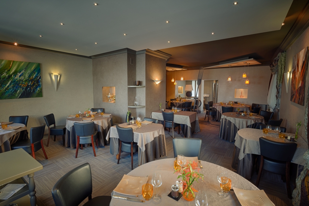 Situé au cœur d’une charmante commune de Touraine, établissement réputé depuis plusieurs décennies, offrant une cuisine traditionnelle revisitée et généreuse.

L’établissement dispose :

- D’une salle d’une capacité de 50 couverts, complétée par un salon privé de 18 places,
- D’une magnifique terrasse de 40 couverts au bord de la Vienne,
- D’un grand parking juste en face,
- D’un logement spacieux (3 à 4 chambres), au-dessus du restaurant.

Atouts :

- Matériel complet et haut de gamme, aucun investissement à prévoir (fourneau central Molteni, four mixte Rational 6 niveaux, Eurocave, lave-verre osmoseur etc.),
- Pas de concurrence directe sur le segment gastronomique,         
- Clientèle locale fidèle et touristique (proximité Chinon, Tours, Poitiers),
- Emplacement en zone franche urbaine (avantages fiscaux),
- Potentiel de développement important (brasserie haut de gamme, fruits de mer, cuisine étoilée, extension possible de la salle).

CA moyen 548k€.

Prix de cession : Fonds 220 000 € net vendeur – (possibilité achat des murs 270 000 € ou location : 2 000 €/mois).

Idéal pour un couple ou un chef souhaitant s’installer dans un cadre de vie agréable et développer une table de caractère.