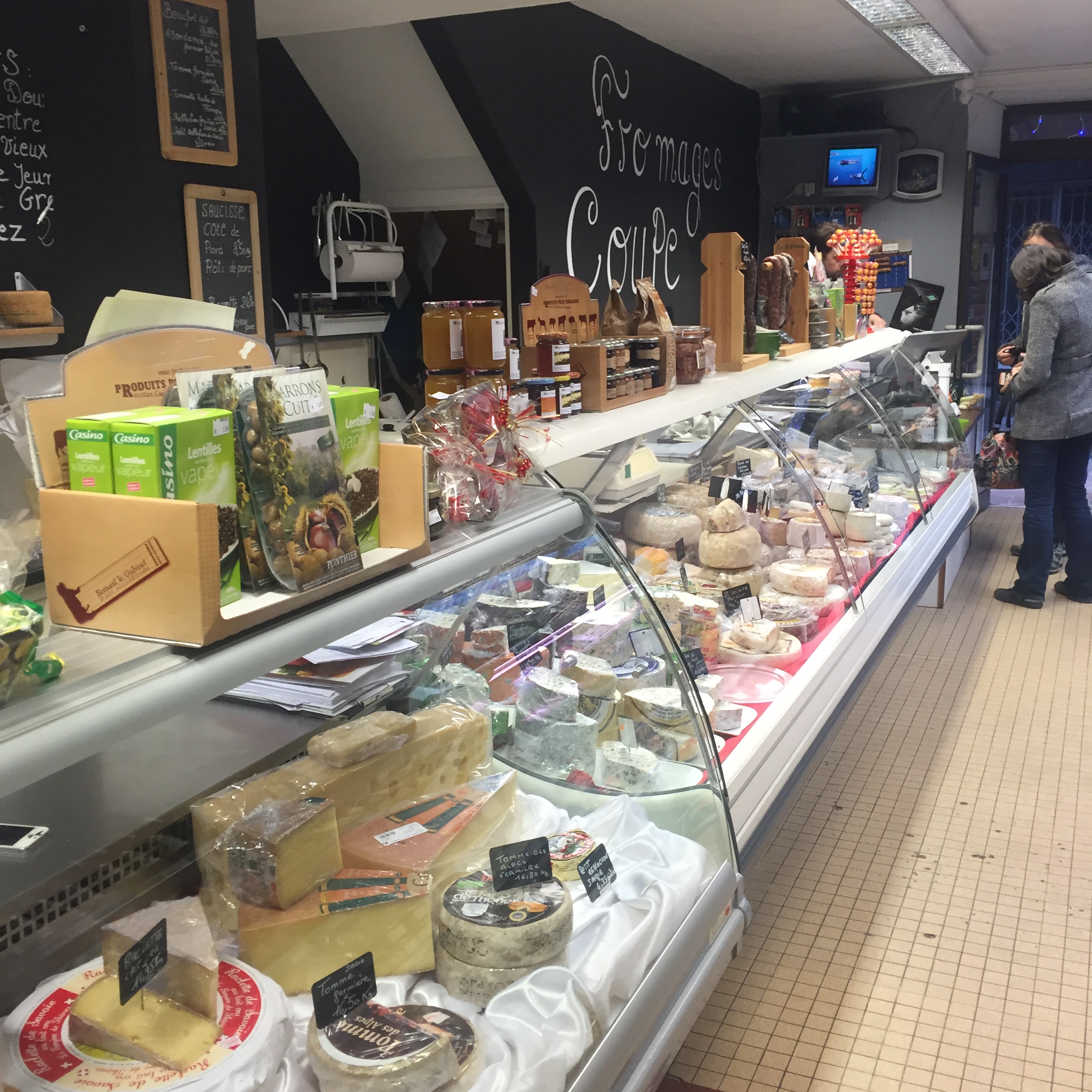 Cause départ à la retraite.
A vendre petite épicerie .
Située sur le chemin de Compostelle, dans une petite ville dynamique, le magasin propose une belle vitrine de fromages à la coupe.
Produits du terroir et fruits et légumes.
Marchés et tournées possibles avec camion-magasin.