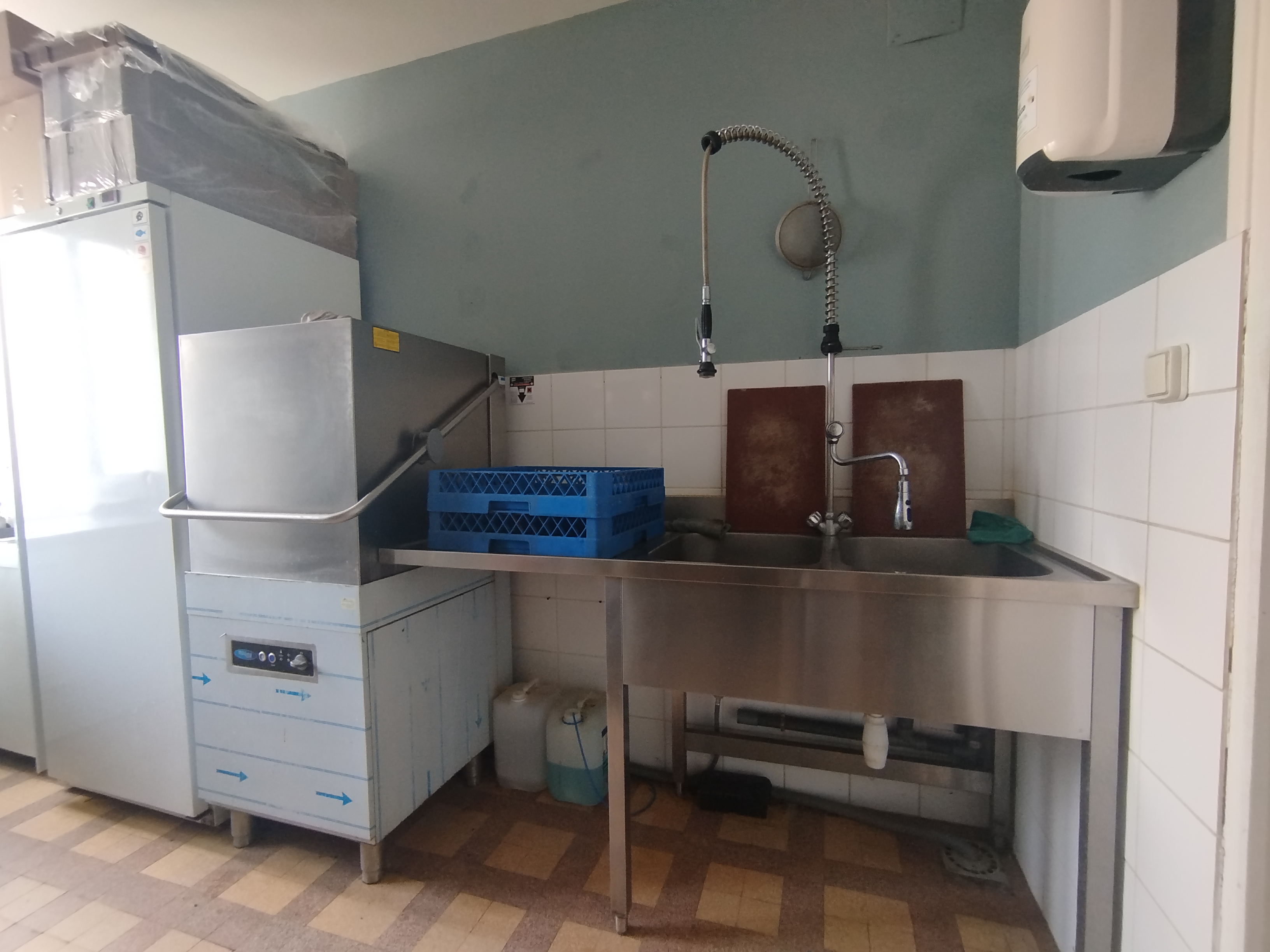 COMMERCE A REMETTRE 💥🚨 28 000€. 
Pas de vente de fonds de commerce. Achat du matériel uniquement !!+  Location des murs.
⬇️⬇️⬇️⬇️⬇️

💥 Prix très attractif 💥 BILAN ÉVOLUTIF. 

LA VALLÉE AU BLÉ sur l'axe fréquenté VERVINS - GUISE.

Bar Brasserie Pizzeria  LICENCE IV.

➡️Très bel établissement typique de Thiérache, disposant d'une salle de restauration entièrement équipée pouvant accueillir jusqu'à 36 couverts, la salle peut être séparée en deux pour des séminaires, repas de famille en petit comité, groupe..... d'une terrasse exposée plein sud entièrement équipéé + un store électrique, pouvant accueillir jusqu'à 34 couverts.  

Une cuisine entièrement équipée par du matériel professionnel de moins de 5 ans (double four à pizza électrique, meuble à pizza avec marbre, laminoir, congélateur à glace, congélateur coffre, armoire réfrigérée, lave-vaisselle et plonge, double friteuse électrique, bain-marie, chauffe assiette, plancha électrique, micro onde, frigidaire à légumes, 3 plans de travail inox, gaziniere 5 feux, hotte professionnelle, étagère de rangement, ustensiles de cuisine.....)

Matériel de restauration : assiettes, couverts (2 jeux de couverts), verres, cocote à moule, salière poivrière, panière à pain, télé dans la salle, bac rangement couvert, caisse enregistreuse, système de vidéo surveillance... 
↪️Liste du matériel sur demande.

✅ Prêt à l'emploi. 

➕ POINT + : Stationnement aisé

PRIX TRÈS ATTRACTIF + bilan évolutif à l'appui 

🚨🚨Disponible fin Mai 2026 (possible avant avec arrangement avec la commune). 

➡️LOYER : LOGEMENT+ LOCAL COMMERCIAL : 600€ttc/mois 

Bail 3/6/9  en location COMMERCIAL des murs avec la commune : (logement au dessus du commerce pièce a vivre de 100m2, espace cuisine, 3 chambres, une salle de bain, cours privative + grand garage et dépendances.

🍴Projet de reprise de commerce avec un petit investissement ? N'hésitez plus à sauter sur l'occasion. 

⚠️Vente possible du matériel à part (pas de vente au détails).⚠️

Pour tout renseignement contactez moi par téléphone au 06 31 68 86 38.

Curieux et pas sérieux s'abstenir.