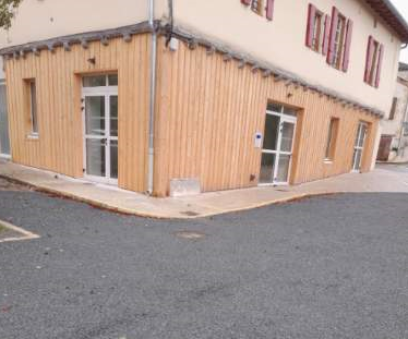 La Commune est située à 5 km de Laplume, 13 km de Nérac et 18 km d’Agen. De nombreux sites touristiques se trouvent à proximité de  notre commune comme Walygator, Ludo’Parc, Château d’Henri IV, Parc de verdure de la Garenne. 
Elle s’étend sur 1 258 hectares et compte environ 300 habitants. 
En moyenne 350 passages de véhicules par jour.
Nous avons sur la commune une promenade pédestre avec différents cadrans solaire ainsi qu’un parcours de découverte appelé Rando Jeu.
La commune possède un restaurant. 
Une bibliothèque, un cabinet d’ostéopathie et une salle polyvalente se trouvent à proximité de l’épicerie.
L’épicerie a une surface de 58 m². Le loyer mensuel est de 80€ HT soit 96€ TTC, la caution s’élève à  2 000€. La taxe foncière est à la charge de la commune.