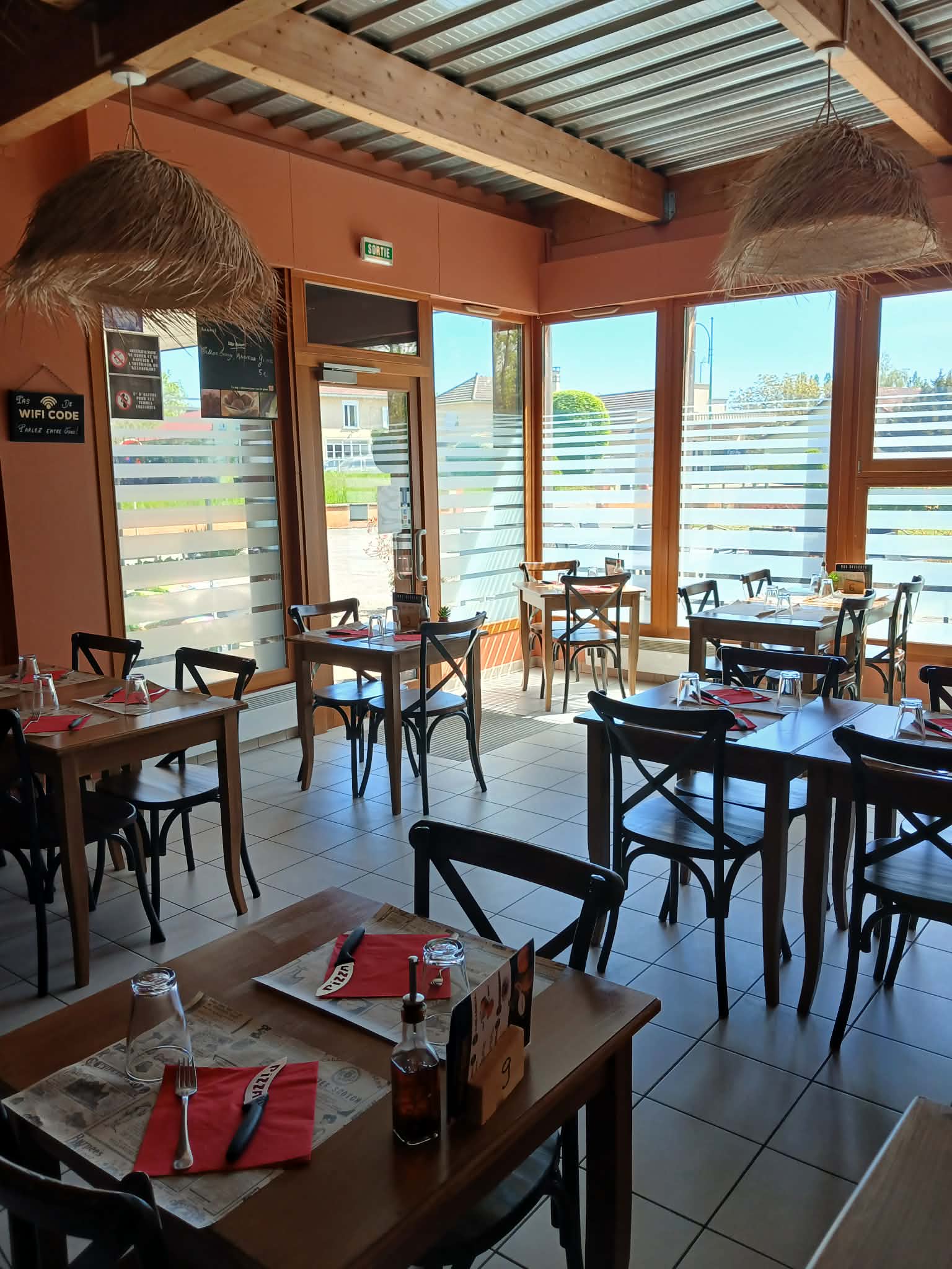 A vendre fond de commerce  pizzeria
30 places intérieur
Terrasse 30 places
Materiel moins de 3 ans
Dans village 1200 habitant 
Avec tous commerce
