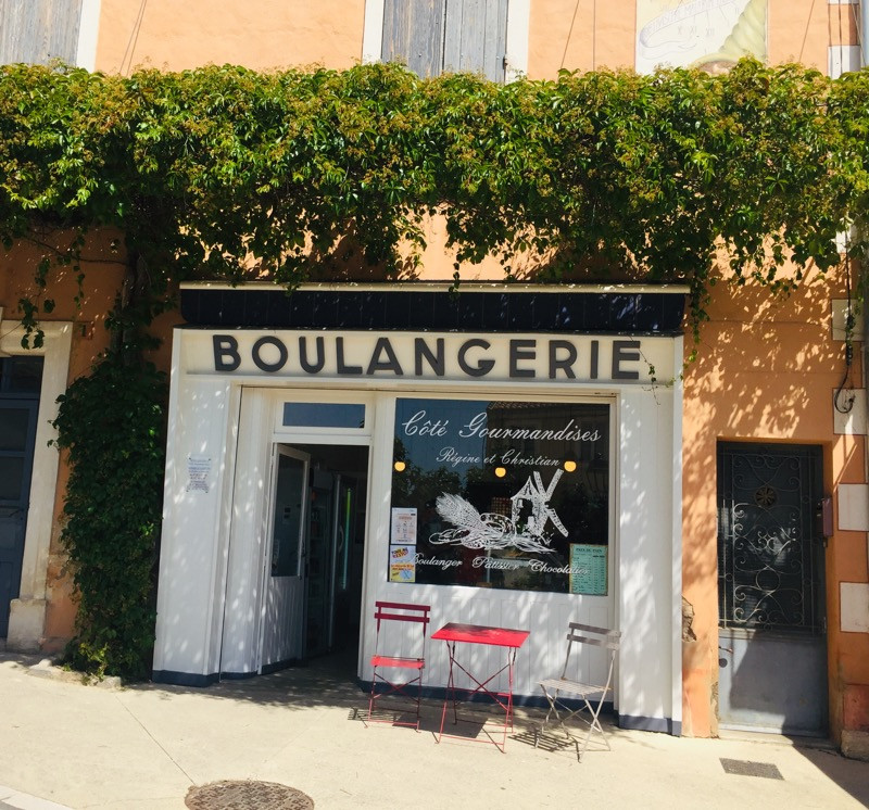 Au c?ur du Luberon,dans un village de 2800 habitants  vend boulangerie pâtisserie :fournil et laboratoire bien équipés
matériel récent  et en très bon état