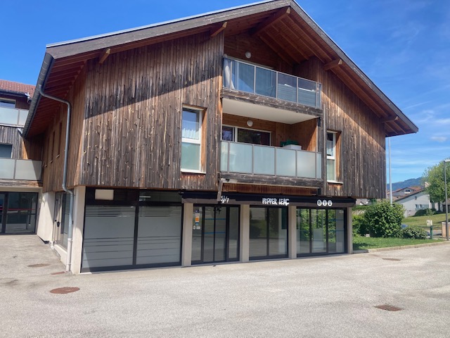 La commune de VERS située dans département de la Haute Savoie cherche un porteur de projet pour la création d’une boulangerie artisanale.
L’emplacement de la future boulangerie est idéalement situé au centre du village et en bord de route très passante avec parking à proximité. 
Le potentiel de développement est très intéressant, il a été étudié par une personne spécialisée qui vous proposera un accompagnement afin de faire aboutir le projet.   
Ce commerce est très attendu par la population et c’est une volonté de la municipalité de développer le commerce artisanal.
Le boulanger devra obligatoirement être titulaire du CAP car l’objectif est de réimplanter une boulangerie pâtisserie artisanale de qualité.
Une gamme snacking devra être proposée pour répondre à une forte demande.
Nous acceptons les reconversions professionnelles qui ont un projet sérieux.
Toutes les candidatures seront étudiées et une réponse sera faite à toutes les demandes. Un premier contact téléphonique sera nécessaire au 0680118231.
Par la suite les candidats devront faire parvenir par mail à contact@lorepi.fr une lettre de motivation et leurs coordonnées.
Nous étudierons les possibilités de subvention pour l’investissement du matériel de fabrication et vente qui sera à la charge de porteur de projet.