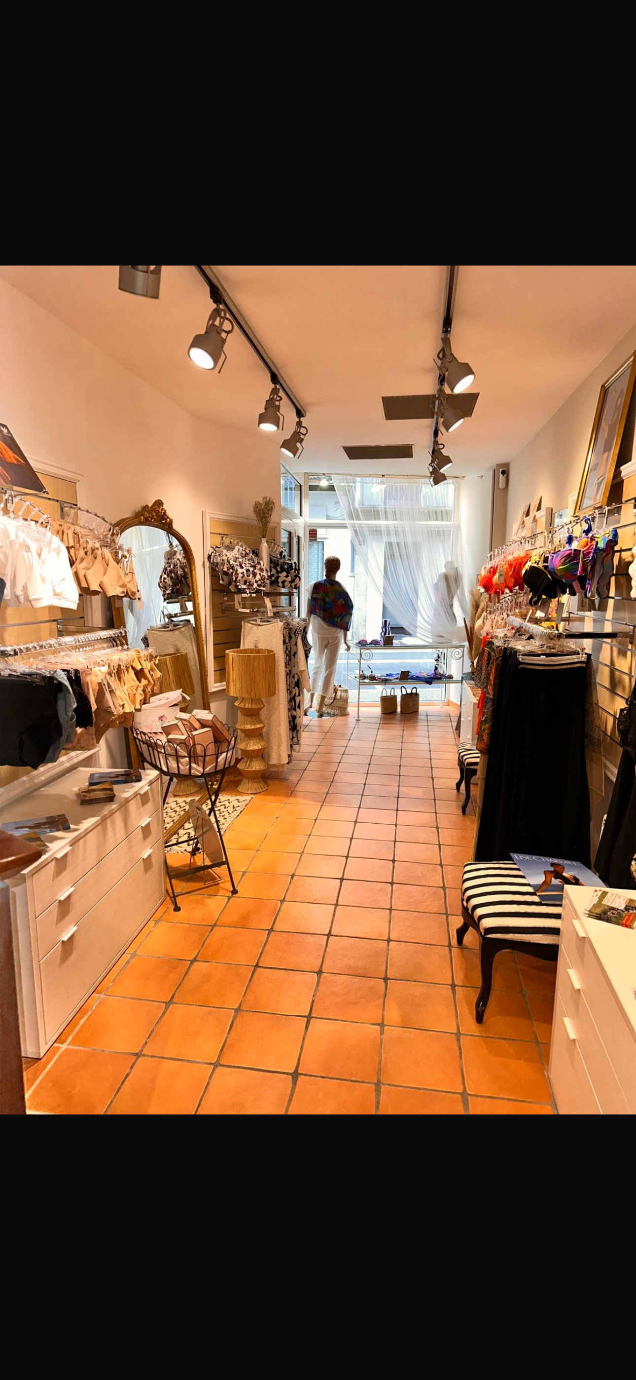 jolie boutique de 35 m² située dans une rue passante, idéalement placée pour une nouvelle activité ou un nouveau départ professionnel.
Le local est propre, rénové et en excellent état :
✔️ Aucun travaux à prévoir
✔️ Deux cabines d’essayage
✔️ Toilettes
✔️ Accessibilité PMR
✔️ Ambiance agréable et lumineuse
Possibilité d’achat du fonds de commerce ou du pas de porte selon votre projet.
Idéal pour commerce de prêt-à-porter, décoration, bien-être, ou autre activité dynamique.