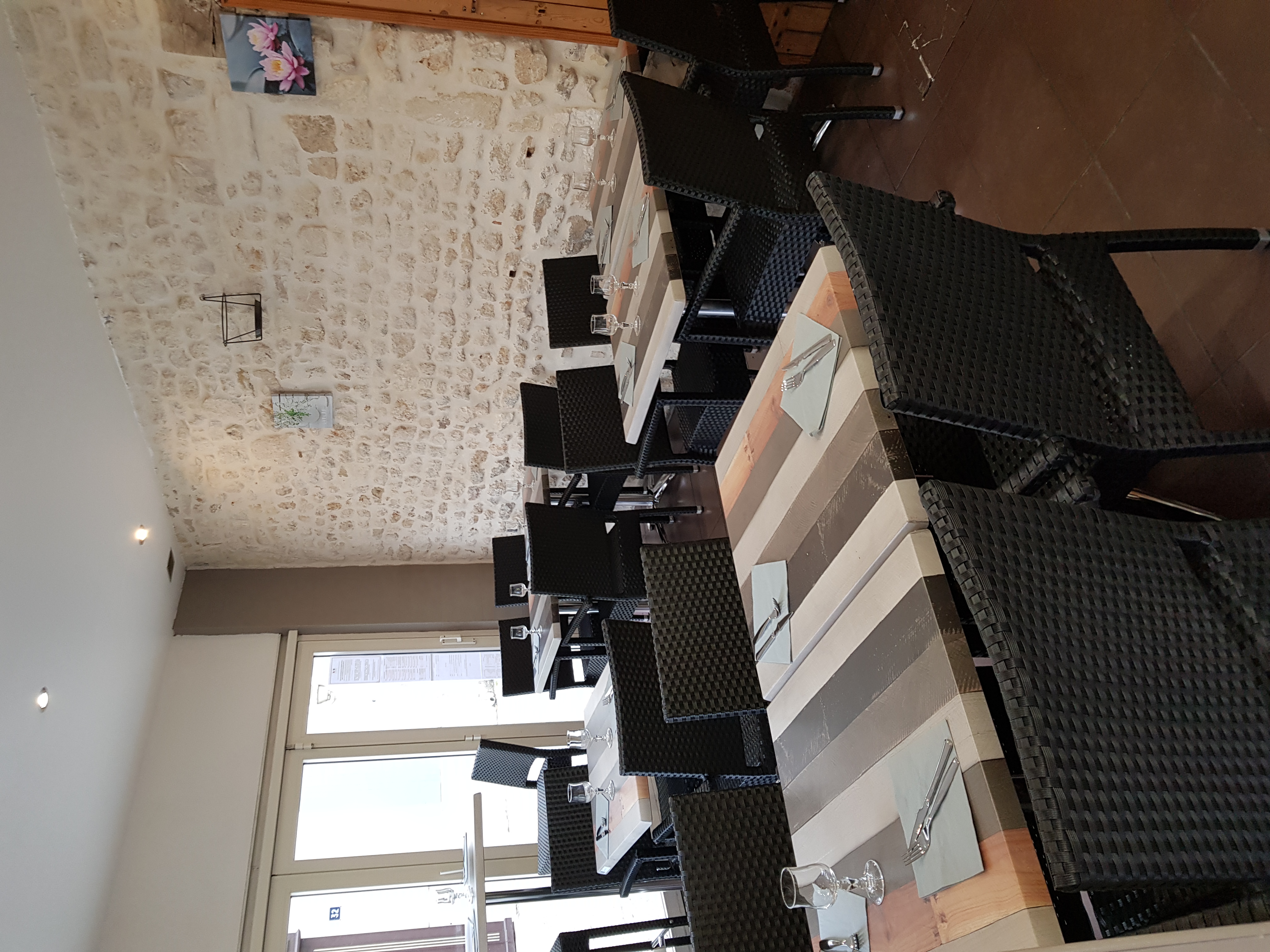 a vendre crêperie
Charente Maritime 17 à MARENNES . à vendre le fond d'une crêperie- saladerie situé en centre ville près des halles 
cette crêperie vous offre   une belle opportunité pour vous relancer .
l'établissement dispose d'une salle de 18 couverts et d'une terrasse de 40 couverts .ouvert d'avril à fin octobre mais possibilité d'ouvrir également l'hiver  
affaire tenue par une personne seule mais l'idéal serait qu'elle soit exploitée en couple  .
cession cause retraite 
CA en constante progression encore beaucoup de potentiel à développer
exploitable de suite