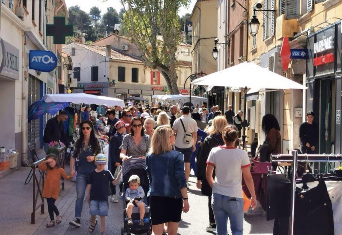 En plein cœur du village, rue de la république rue des commerçants à vendre pour raisons de santé, fond de commerce de plain-pied, accessible aux handicapés. Aucune marche, toilettes, indépendants avec lavabo et eau, chaude, climatisation, réversible, store et rideaux, électriques, motorisation neuve loyer de 740 € pour tout renseignement 06 95 75 18 85. Merci beaucoup