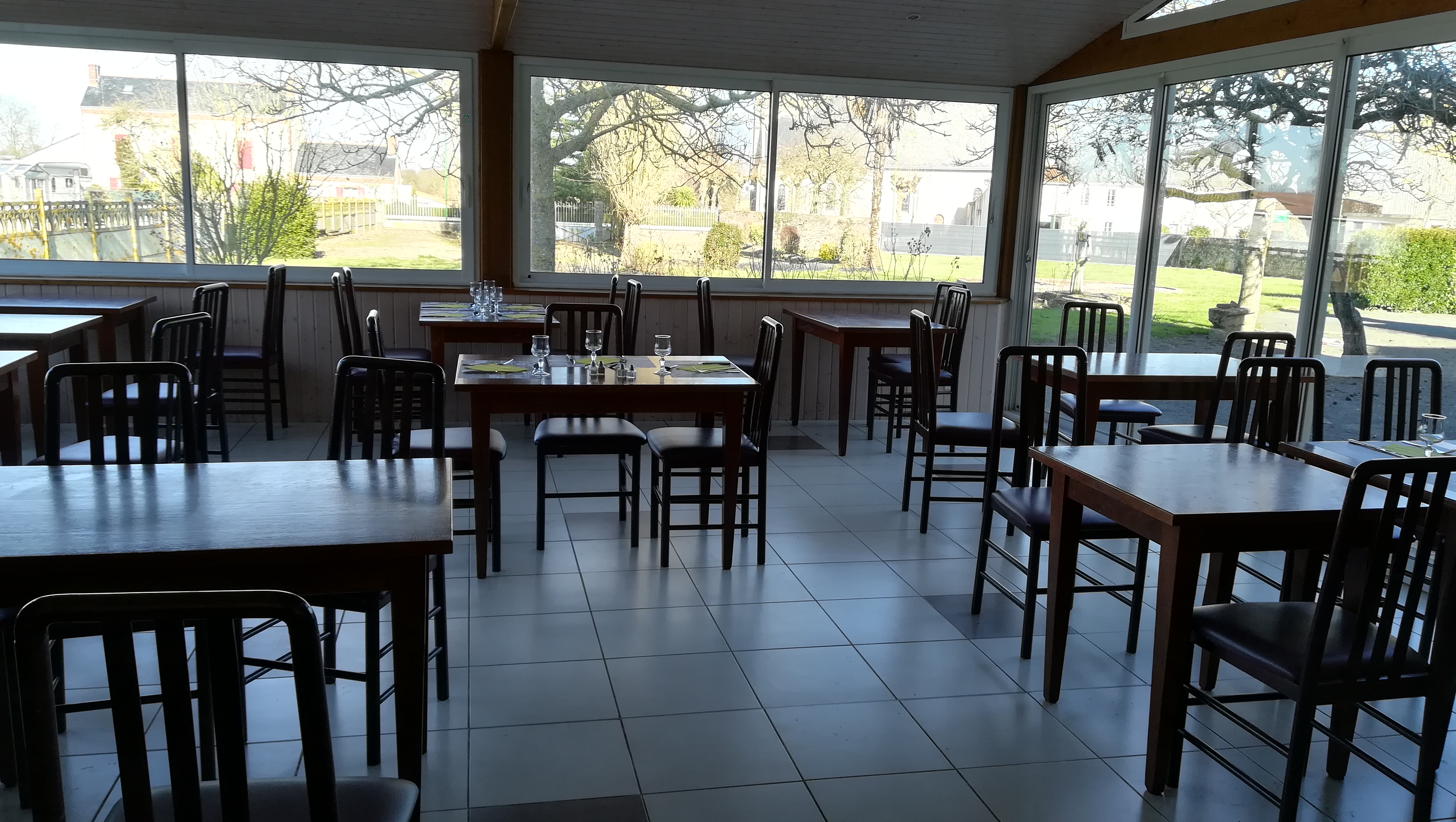 La commune de Saint Paul du Bois cherche une ou des personne(s) motivée(s) 
pour la reprise du bar restaurant chambres d’hôtes L’Entracte.
Commerce situé au cœur de la commune à proximité de l’épicerie, du bureau de poste, du salon de coiffure, de la maison du théâtre et de la mairie, l’établissement est composé d’une salle de bar de 80 m², d’un  restaurant de 50 m² pouvant accueillir jusqu’à 40 personnes et de 5 chambres (dont une suite parentale) équipées de douche et toilettes.
Un magnifique parc arboré de 1 500 m² permet aux clients de se détendre ou d’accueillir cocktails, vins d’honneur, ou autres événements. Un préau donne au lieu un esprit guinguette.
Fonds de commerce 70 000 € TTC / Loyer mensuel 2000 € HT 
comprenant les murs et le matériel, ainsi qu’un logement.
N’hésitez pas à contacter la mairie afin de venir visiter et de vous renseigner sur ce bel endroit.