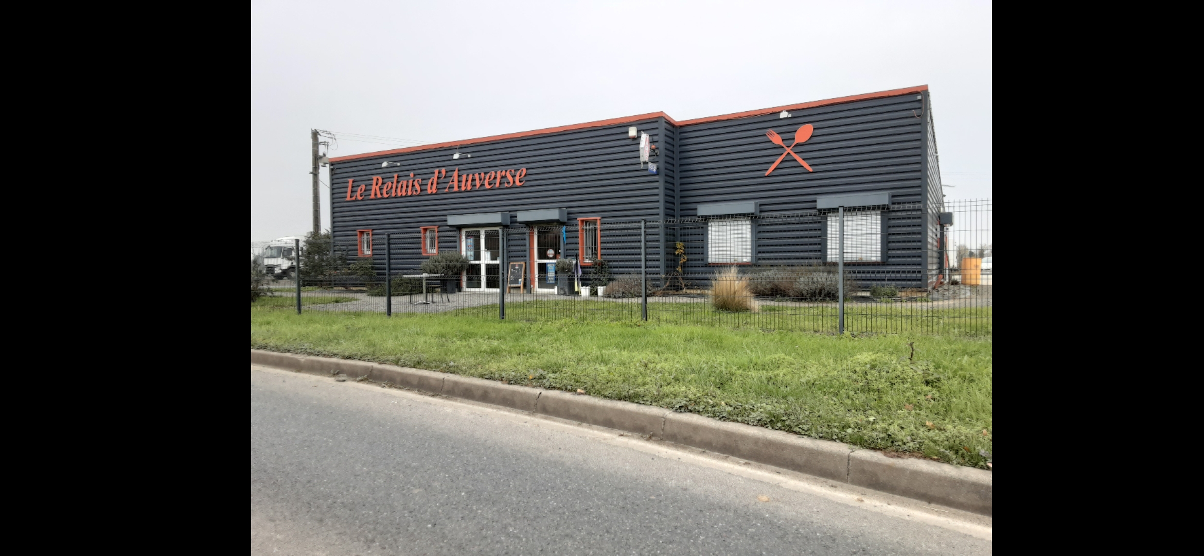 📍Dans une petite commune d'Anjou, un restaurant routier attend ses nouveaux propriétaire. Dynmique, convivial, fort prisé des entreprises des alentours et des routiers de passage sur cette axe Tours/Angers relativement fréquenté, ni sa clientèle, ni son village et bien sûr ni ses propriétaires ne veulent voir fermé ses portes, eux qui repousse sans cesse leurs départ en retraite, mais qui avance dans l'âge et commencent se fatiguer. 
🍽  Du lundi au vendredi,nos habitués peuvent bénéficier du point bar - tabac - presse, de menus très copieux et gourmands le midi et le soir, ainsi que d'un point sanitaire - douche pour les routiers, le tout desservit d'un parking voiture ainsi que d'un parking camion qui peut accueillir jusqu'à une 40aine de poids lourds.
🤵‍♀️🧑‍🍳 Les propriétaires sont prêts à vous accompagner si besoin dans votre projet professionnel ! 
Sa clientèle et tout un village vous attendent !