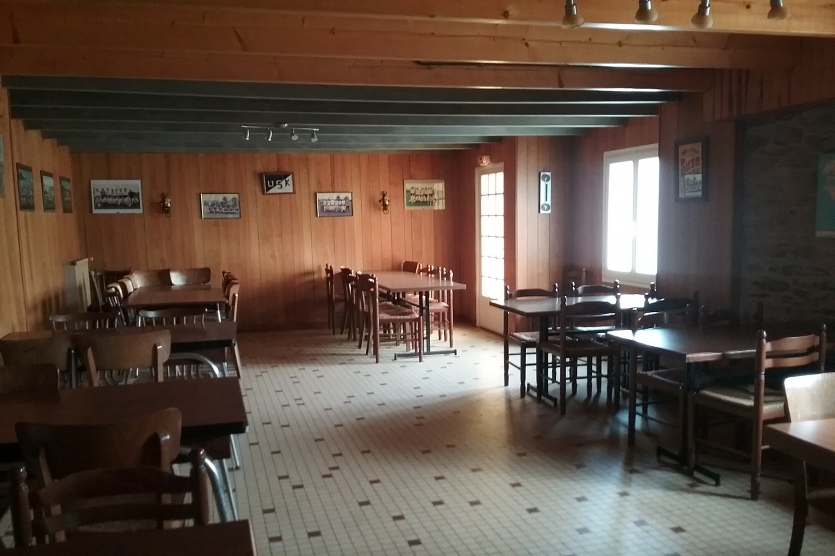 - En plein centre bourg de KERGLOFF, local mixte (commerce et habitation) à vendre.
La partie commerce d'une surface de 110m² se compose d'une entrée sur le bar avec comptoir, d'une salle de réception, d'une cave en deux parties et de sanitaires.
La partie habitation d'une surface d'environ 150m² au sol, se compose, au rez-de-chaussée, d'une grande pièce de vie avec cuisine aménagée et équipée ouverte, poêle à bois, une buanderie donnant accès dans le jardin. A l'étage: cinq chambres, un placard et une salle d'eau avec WC.
A l'extérieur, un jardin d'environ 500m².