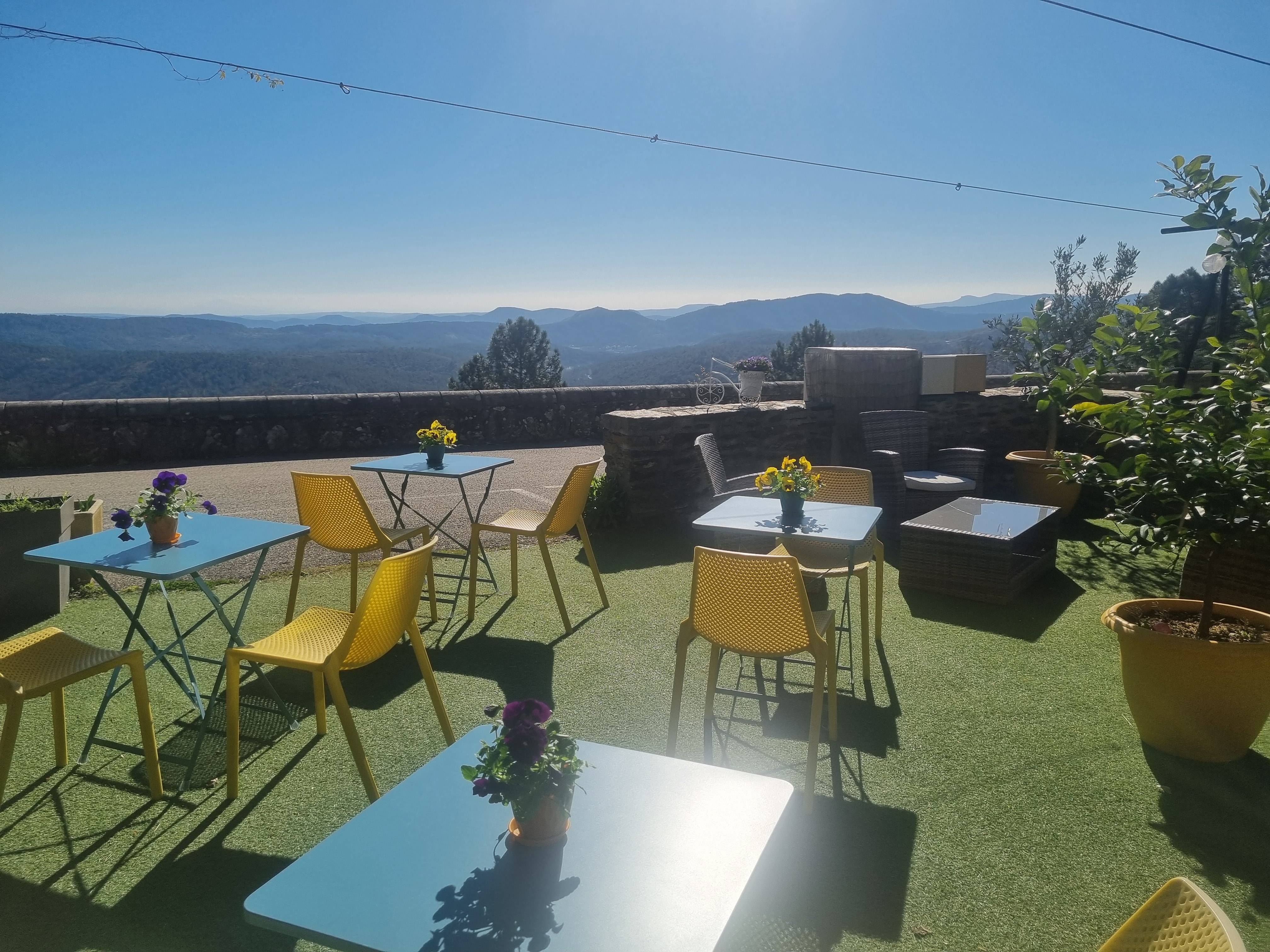 L’établissement est implanté sur la commune de Malbosc, il bénéficie d’une vue panoramique unique sur les Cévennes d’Ardèche et gardoises, avec un dégagement jusqu’au Mont Ventoux. Il développe une activité de restauration traditionnelle (Licence IV), structurée autour d’une carte courte (4 entrées, 4 plats, 4 desserts) renouvelée chaque semaine, avec une production intégralement réalisée sur place à partir de produits frais et locaux. Le panier moyen est supérieur à 40 € TTC

L’activité principale est complétée par une offre de services de proximité (épicerie, dépôt de pain saisonnier, gaz, service postal), participant à l’ancrage local de l’établissement. L’exploitation est aujourd’hui assurée par un couple de dirigeants, sans recours à du personnel, avec un dimensionnement volontaire de l’activité permettant de maîtriser les conditions de travail et la qualité de service. 40 couverts par service maximum en étant sur la carte. 65 couverts lors de menu unique type paella par exemple.

Labels et référencement:

Label Bistrot de Pays
Accueil Vélo (référencement sur la Trans Cévenole)
Dispositif De la rando à l’assiette (réseau Cévennes d’Ardèche)

Caractéristiques des locaux:

Salle : 35 m²-> 32 couverts
Cuisine : 12 m²
Plonge : 6 m²
Réserve : 10 m²
Espace épicerie : 20 m²
Terrasses : environ 80 m² -> 85 couverts
Local conforme ERP type 5, normes d’hygiène et de sécurité en vigueur
Loyer de 688 € TTC / mois (Licence IV comprise dans le bail commercial), absence de droits de terrasse
Aucun investissement réglementaire à prévoir
Possibilité de logement type F3, surface 70m2 en supplément au dessus du restaurant ( bail classique privé loyer 450 Euros TTC )

Communication et visibilité:

Page Facebook active : + de 1800 abonnés
Google My Business : 4,7/5* sur Google, basée sur plus de 240 avis
Visibilité via les labels et les offices de tourisme

Informations complémentaires:

Clientèle locale fidèle et forte affluence du mois d'avril à fin octobre
Période de fermeture annuelle de 8 semaines.
Chiffre d'affaires 2025 : près de 130 000 € HT
Prix de vente du fonds de commerce : 98 000 €.

Contact CCI de l'Ardèche
Devès Mickael 
0475880707