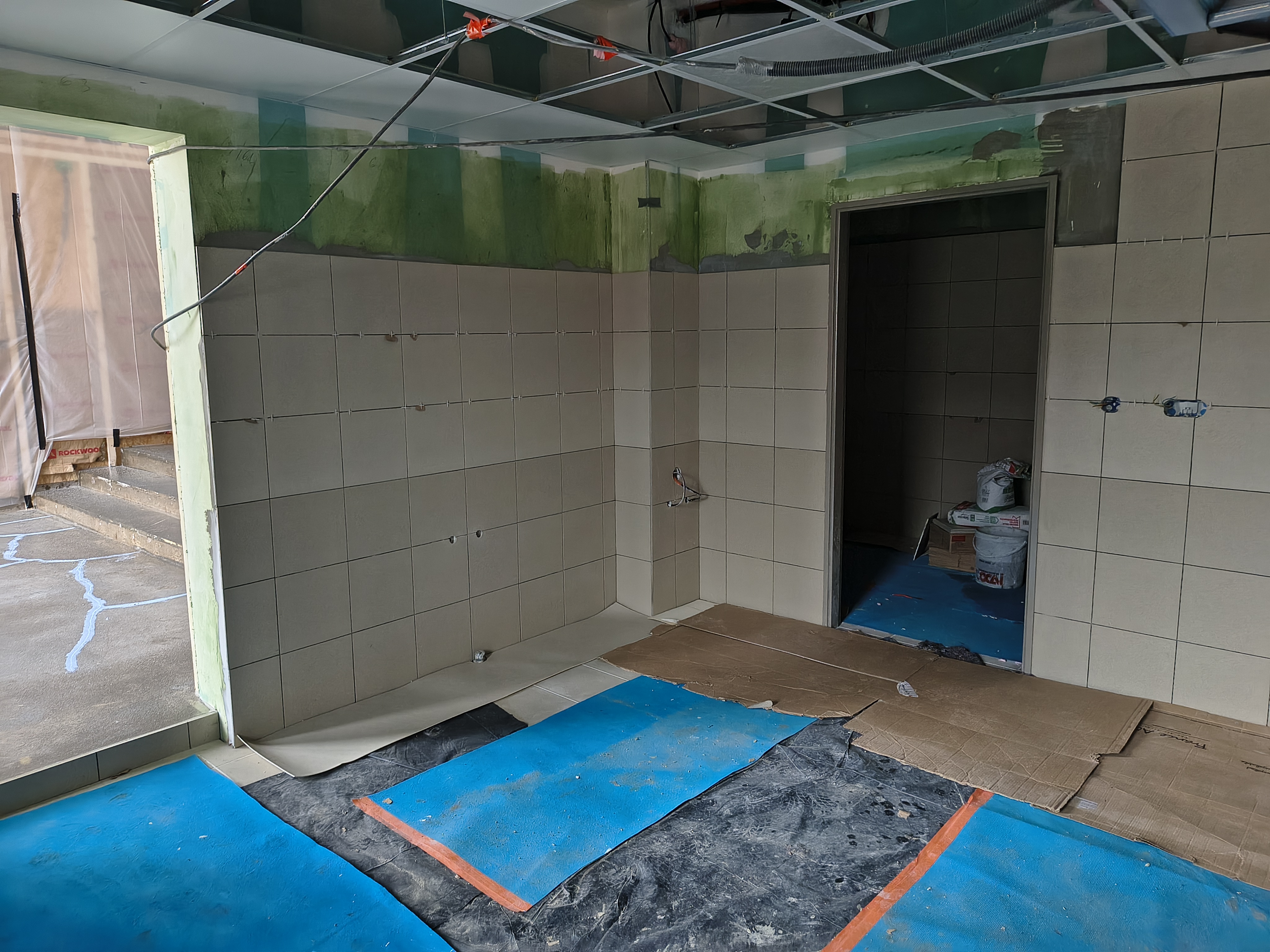 Fontenoy-la-Joûte est une commune rurale française du département de Meurthe-et-Moselle, en région Grand Est, située entre Lunéville et Baccarat. 
Elle compte 311 habitants (données 2023), avec une densité d’environ 28 hab./km². 
La commune fait partie de la Communauté de communes du Territoire de Lunéville à Baccarat. 
Fontenoy-la-Joûte est surtout connue comme “Village du Livre” depuis 1996, avec une dizaine de librairies, bouquinistes et événements littéraires qui attirent amateurs de lecture et visiteurs. Ce label culturel contribue à sa notoriété bien au-delà de sa taille modeste. Le village, typiquement lorrain, est aussi apprécié pour son cadre naturel verdoyant, ses paysages agricoles et forestiers. Il est situé à environ 55 km au sud-est de Nancy, offrant un accès facile aux villes voisines tout en restant calme et authentique. Sa vie locale comprend des manifestations culturelles régulières autour du livre et de l’écriture, renforçant son identité singulière. 

Profil de gérant.e recherché.e :
• Vous possédez des vraies qualités de commerçant et une vive volonté d’entreprendre.
• Vous souhaitez vous engager en faveur de la ruralité et en comprenez les enjeux.
• Vous justifiez d’une expérience significative dans le secteur de la restauration et maitrisez
les techniques culinaires essentielles, ainsi que les normes d’hygiène et de sécurité
• Vous avez des bases solides en gestion et faites preuve de rigueur et d’organisation
• Vous avez des fonds propres et/ou envisagez un prêt pour le lancement de votre entreprise
et l’achat du matériel sur place.

Activités : bar, restauration, animations, multiservices.

Local :
-Etat neuf
-Equipements mis à disposition par la mairie : chauffe-plat, armoire positive, armoire négative,
bain-marie, centrale de nettoyage, four, friteuse, lave-vaisselle, verrerie, lot de casseroles, machine à café, table inox
-Superficie : salle de restaurant/bar 80.7m2, cuisine 19.2m2, réserve et stockage 6.3m2, espaces
extérieurs environ 45m2-Stationnement à proximité.

Contrat proposé : location- bail commercial 3-6-9 ( local, matériel, Licence IV)- 400€

Aspects financiers :
• Apport financier pour l’achat de matériel et petits équipements +
trésorerie de départ 10 000€