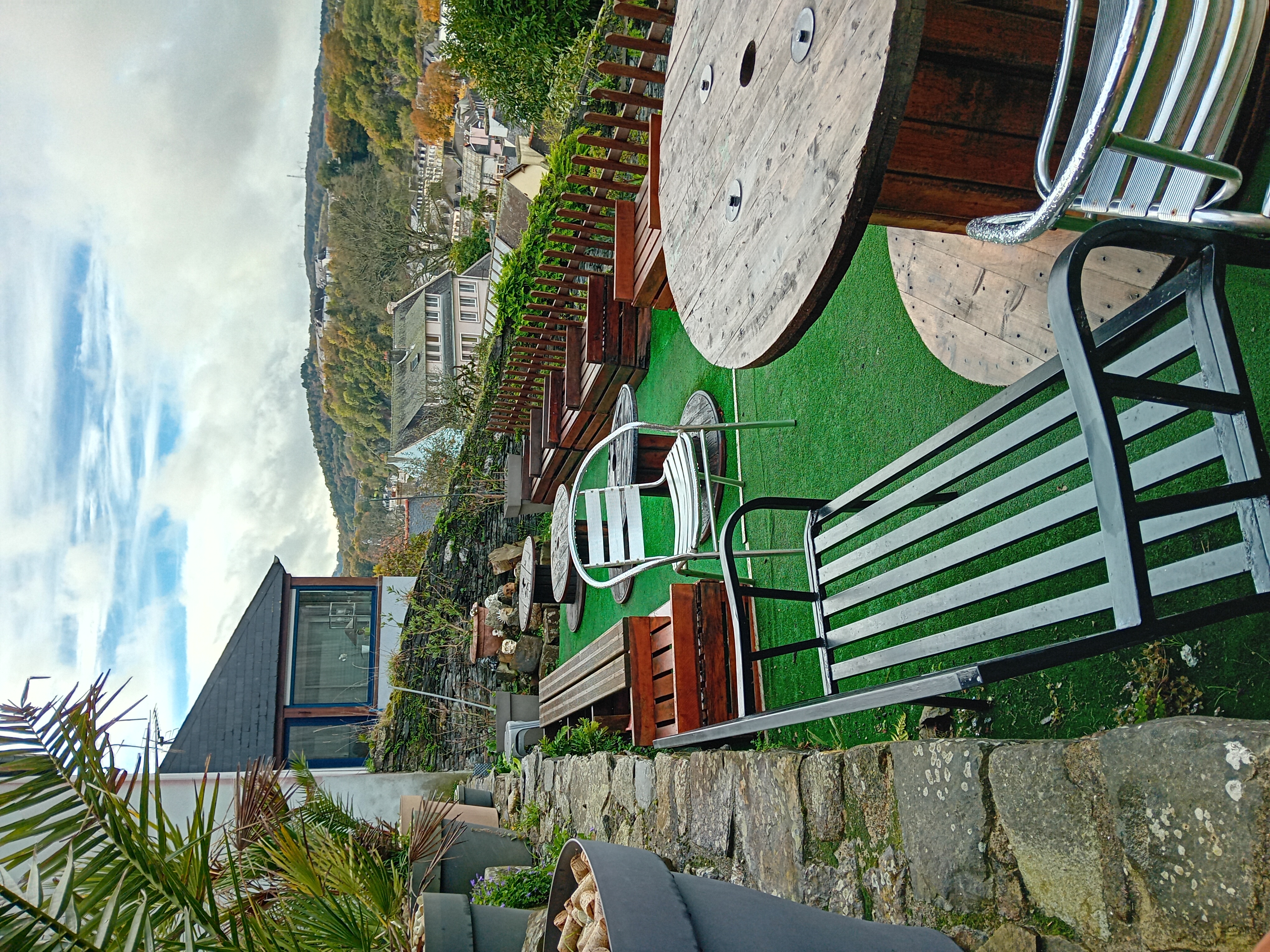 Bistrot culturel 
Restaurant 
Concert, Musique,poésie et théâtre 
Terrasse panoramique sur la ville sur trois niveaux 
Appartement sur deux niveaux 
3 grands lycée à proximité 
Un futur crématorium à proximité 
Pour les cafés d'enterrement 
Départ en retraite