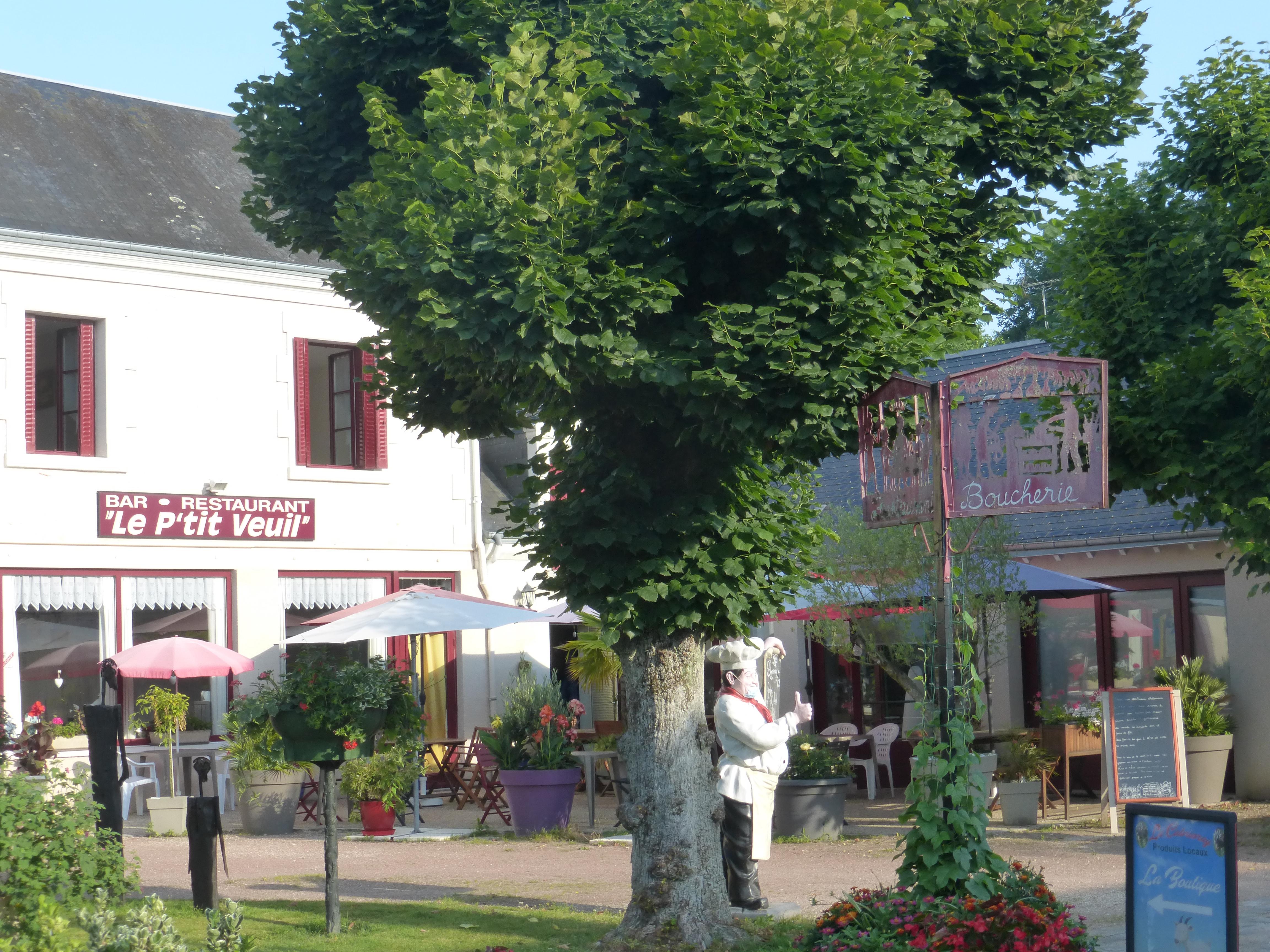 Bar-restaurant situé dans une commune rurale et touristique au Nord de l'Indre entre Touraine et Sologne, à proximité des parcours de randonnée et des châteaux de la Loire et du zoo de Beauval. C'est une commune labellisée "village fleuri Quatre Fleurs", dynamique, porteuse de projets et tournée vers l'avenir. Elle possède son école.
Le bar-restaurant est propriété de la commune depuis 30 ans environ. C'est un lieu de vie fédérateur qui permet à une clientèle régulière familiale et de passage de partager un moment convivial.
Le couple locataire actuel a cessé son activité au 31/12/2023. Pendant les 8 année de son exercice,, il a su développer et fidéliser sa clientèle.
Cet établissement est idéalement situé pour développer une structure florissante.

DESCRIPTION DU BIEN :
Superficie de 400 m2 environ composé :
- au RDC d'une partie bar-restaurant de 200m2, comprenant deux salles d'une capacité chacune de 25 couverts
- A l'étage, d'une partie habitation de 200m2, en bon état d'entretien avec accès séparé de la partie commerciale.
Ses caractéristiques :
- Cuisine entièrement équipée avec accès au jardin privé (100m2)
- grande terrasse en façade (25 couverts) - local de rangement
- la licence IV, propriété de la commune, est mise à disposition gracieusement

ATTENTES COMMUNALES
- Convient à un couple de préférence professionnel
- Amplitude horaire d'ouverture du bar en adéquation avec le rythme des festivités locales et le public de proximité et de passage